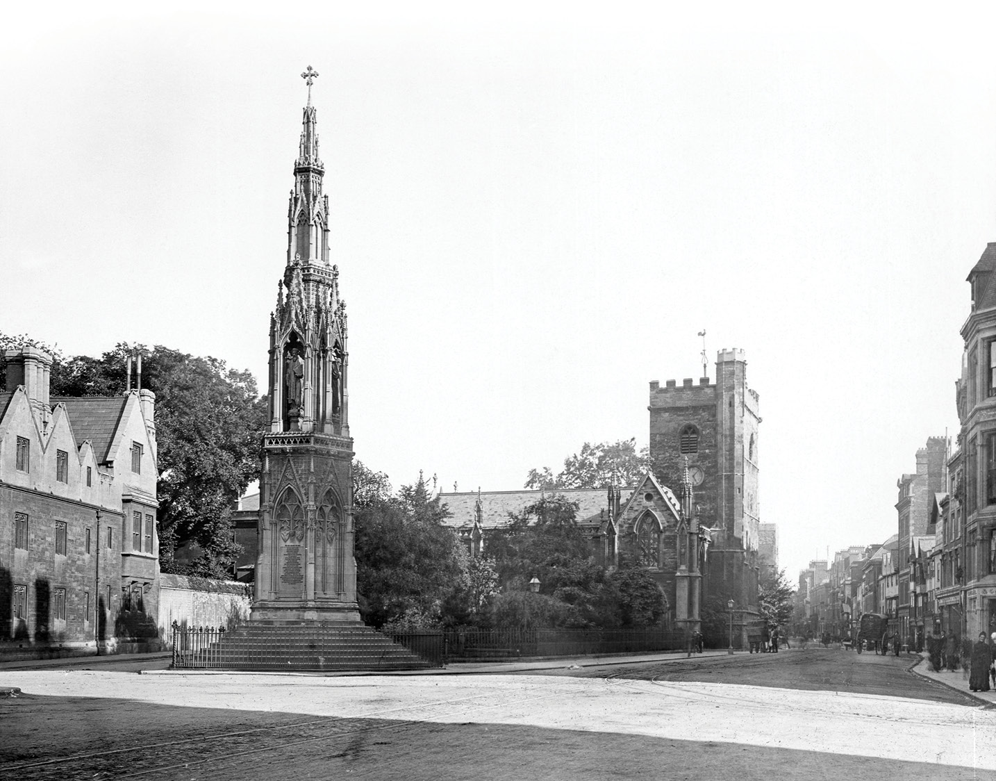 left The Martyrs’ Memorial, Oxford, with its original fence, depicted no later than 1889 (HEIR ID 43991; photo by George Washington Wilson). The accompanying photo, taken in 2009, shows how its design has since changed.