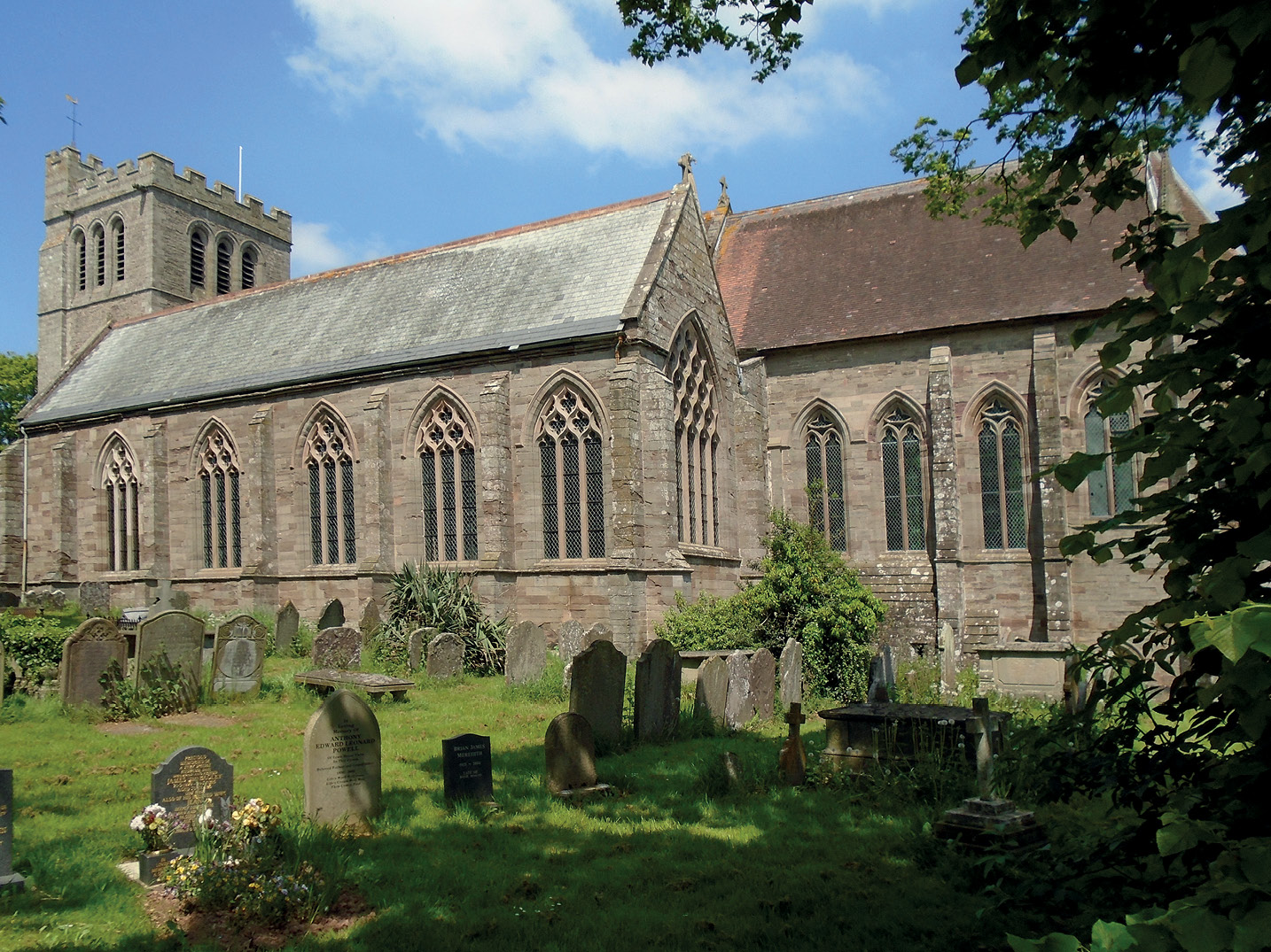 RIGHT The church at Madley was greatly extended in the Herefordshire Decorated style c.1310, with the addition of a new chancel (on the right), a polygonal apse, and a crypt. This crypt was used to display a miraculous image of the Virgin, for pilgrims the focus of considerable interest and their valuable offerings. The lavish south aisle was then added in the 1330s to accommodate a chantry chapel, where prayers were said for the benefit of the manorial lords, members of the Dunre and Swinfield families.