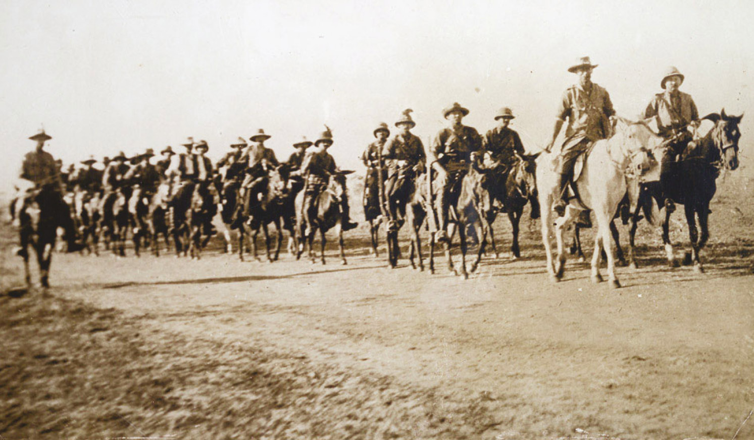 BELOW The East African Mounted Rifles, part of Smuts’ army in 1916, on campaign in East Africa. The guerrilla leader was now waging a counter-insurgency war on behalf of his former enemy.