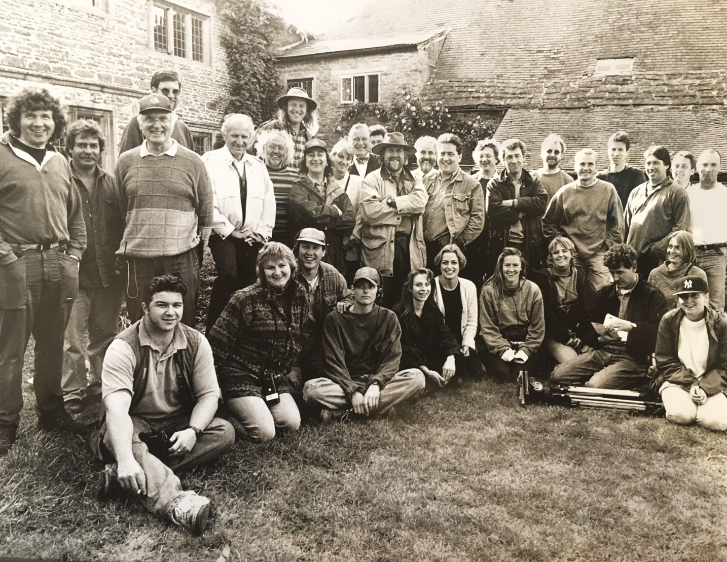 below A group shot of the excavation team and production crew, taken early in Time Team’s history.