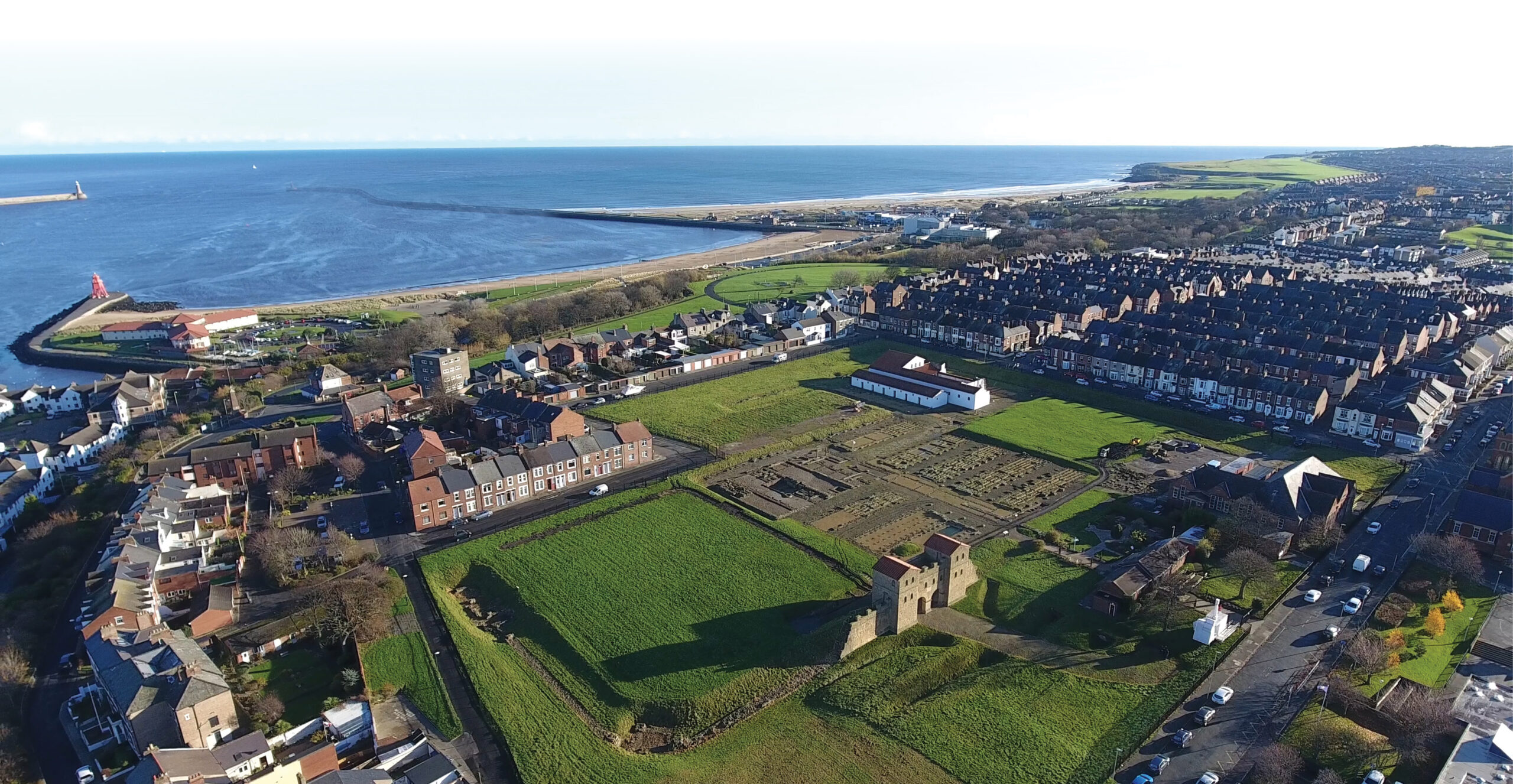 above South Shields Roman Fort from the air, looking out over the mouth of the river Tyne. above right This reconstruction shows the appearance of the vicus at South Shields at its maximum development. This was the time of the Severan supply base.