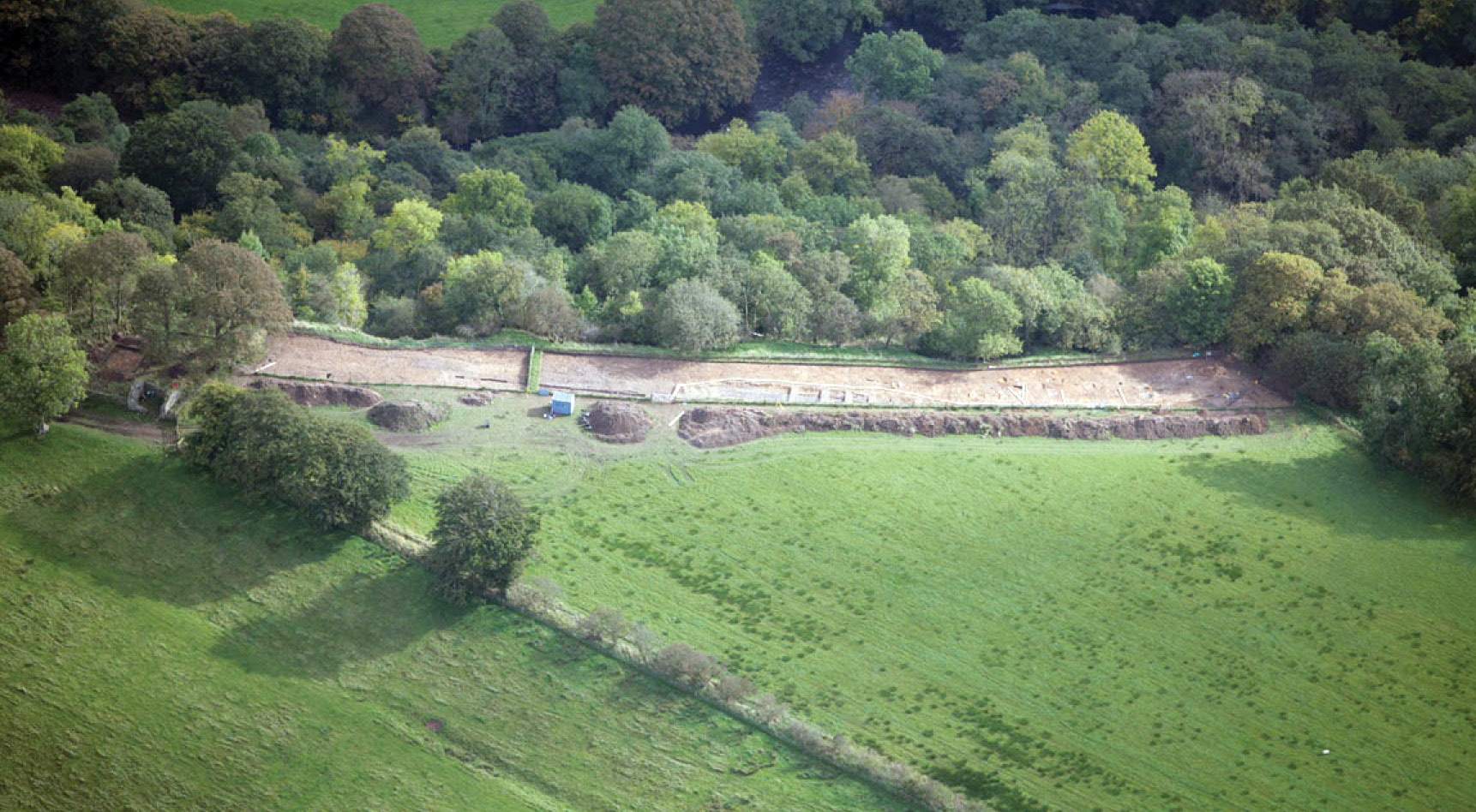 right Overlooking the archaeological investigation. This is the only excavation of any size to have taken place on a Roman cemetery on the line of Hadrian’s Wall. below left Active erosion on the river cliff overlooking Birdoswald Roman fort sparked an archaeological call to action. The area of pale grass on the edge of the cliff was completely excavated in order to record a section of a threatened cremation cemetery.