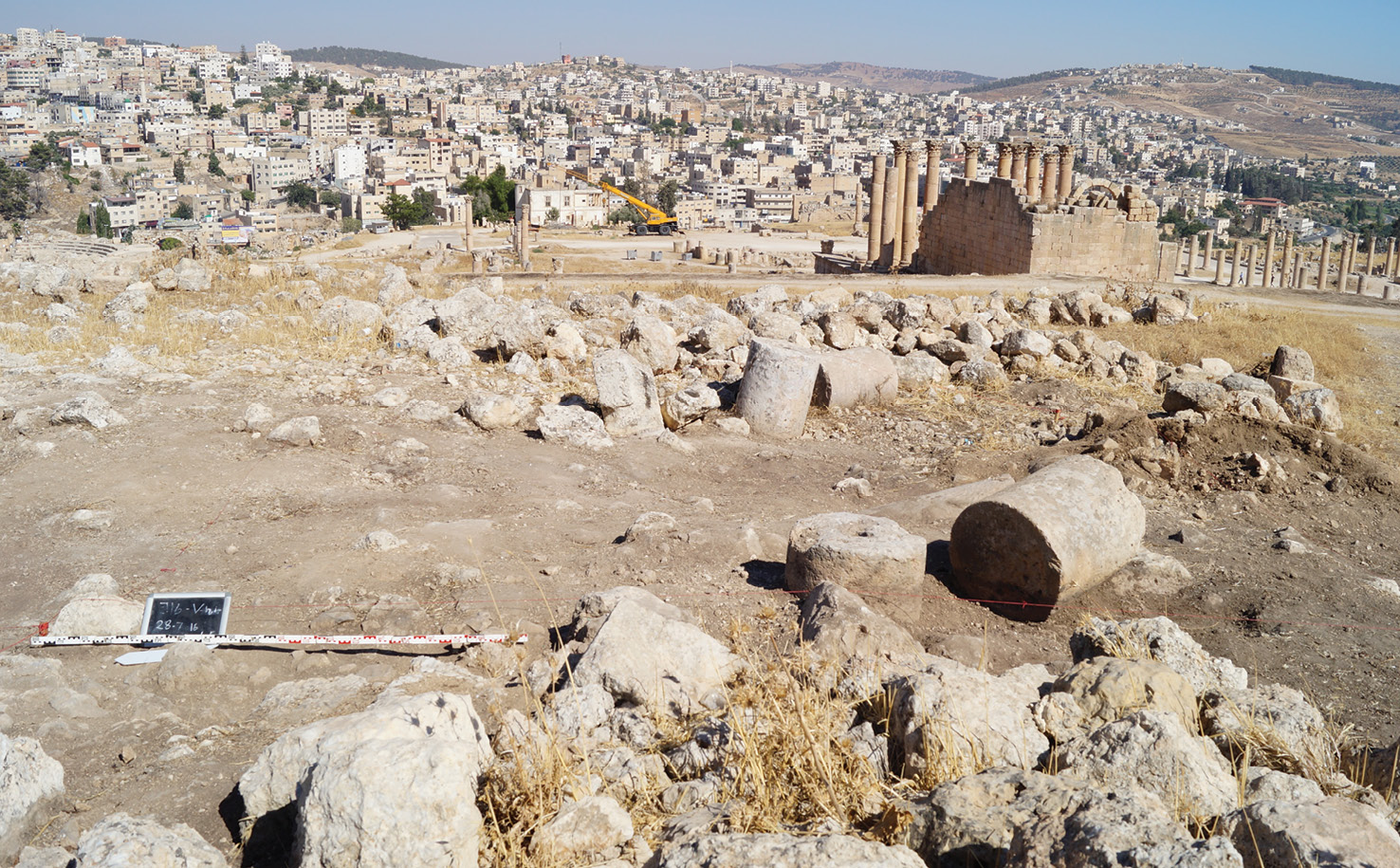 LEFT The beginning of excavations in 2016. Trench V is laid out to investigate the House of the Tesserae further. The modern city and the Temple of Artemis are seen in the background. For little more than a month, soil is removed, finds are recorded, and structures are preliminarily interpreted (below). The sound of Jerash accompanies the work: voices of schoolchildren singing the national anthem every day at 8am; bagpipe shows being practiced in the hippodrome south of the ancient town; and ‘La Bamba’ at full blast when the gas-cartridge salesman is nearby. Tourists flood along the colonnaded street, but some are attracted by the busyness on the hill, and venture up to find out what is going on.