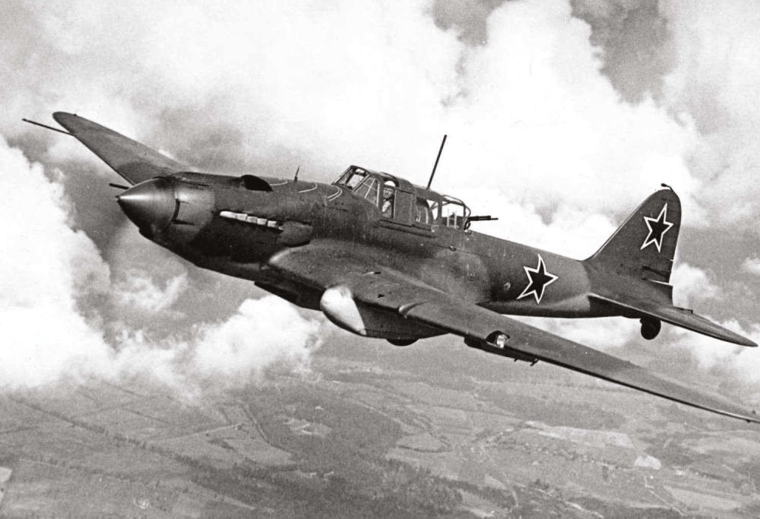 RIGHT Ilyushin Il-2M3 Shturmovik armoured ground-attack aircraft. Some 36,000 of these had been manufactured by 1945; one in three were shot down by German flak or fighters. Soviet doctrine stressed mass assault to overwhelm the enemy by numbers and firepower, which meant Soviet casualties were disproportionately high.