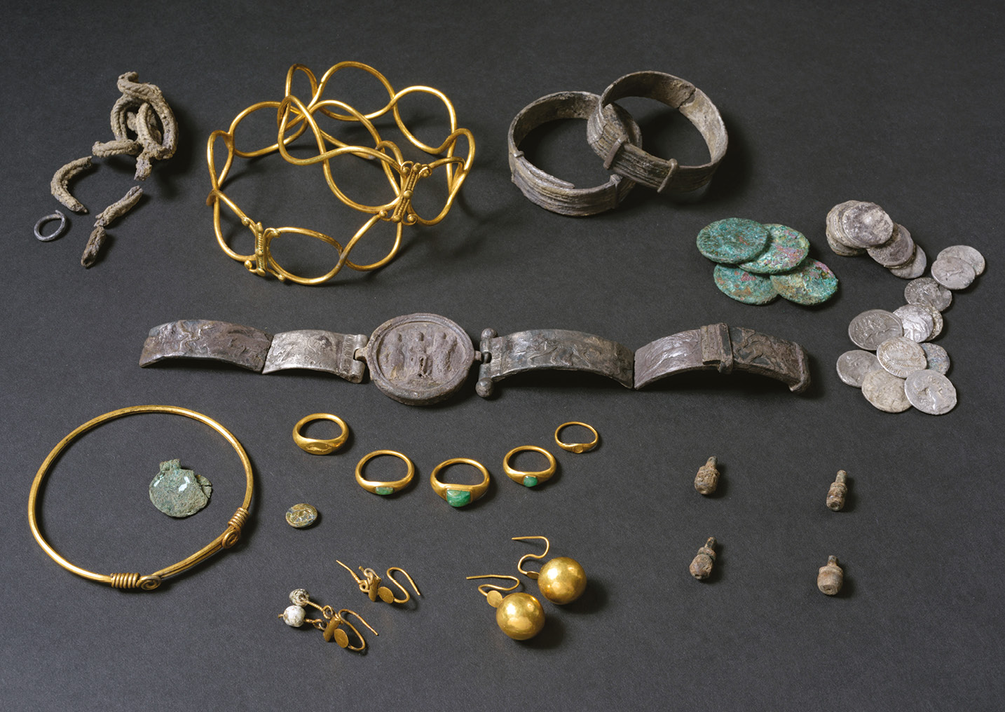 below The Fenwick Treasure had been buried beneath the floor of a Roman house at around the time of the Iceni destruction of Colchester. The dwelling was subsequently burnt to the ground, and the owners of the jewellery evidently did not return to reclaim their possessions.