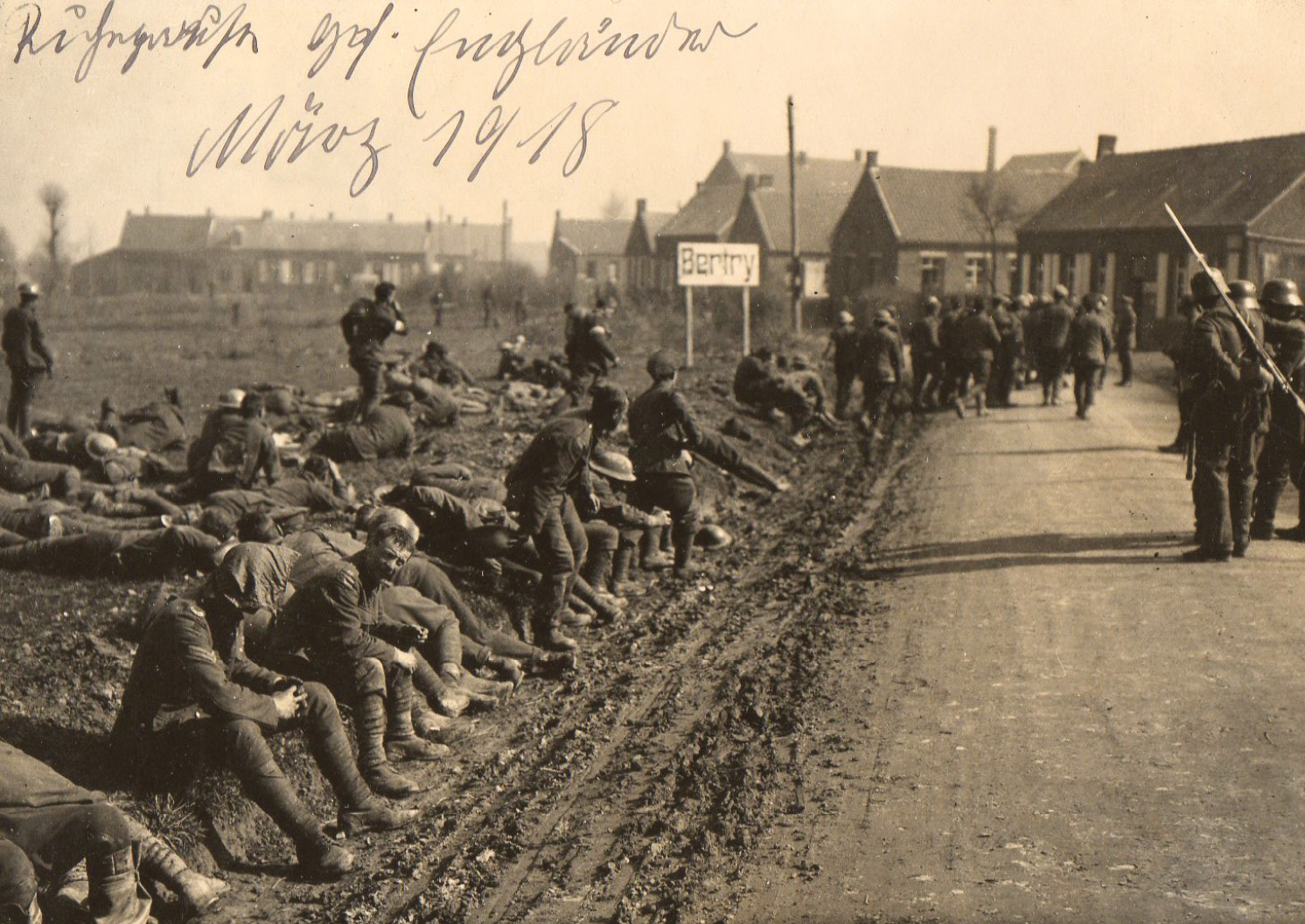 RIGHT These soldiers appear to have been taken prisoner in March 1918, when the Germans broke through British lines and made huge gains during the ‘Ludendorff Offensive’. The great majority of prisoners were taken during the war of movement in either 1914 or 1918.