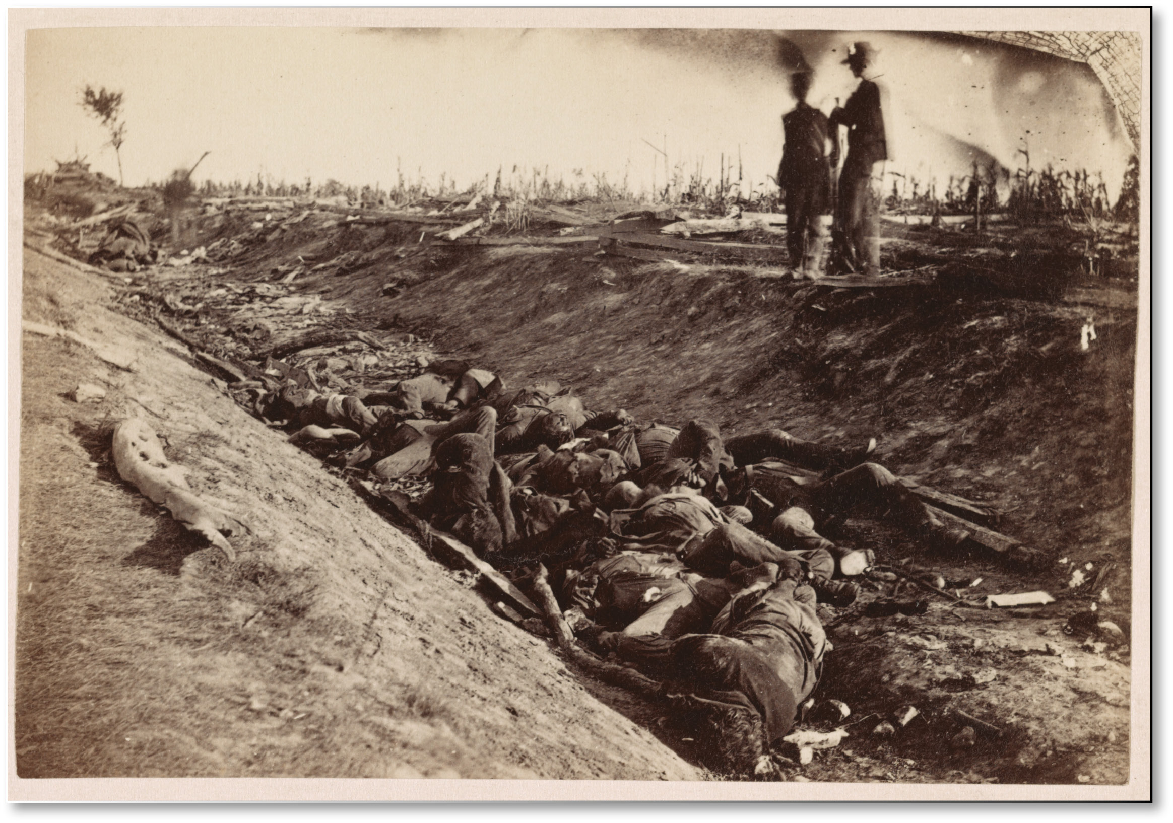 ABOVE Confederate dead in a sunken lane on the battlefield of Antietam grim testimony to America’s bloodiest day. Lee was outnumbered two to one, but McClellan failed to coordinate attacks so as to overwhelm his line. Even so, Lee lost 25% of his effectives and was forced to