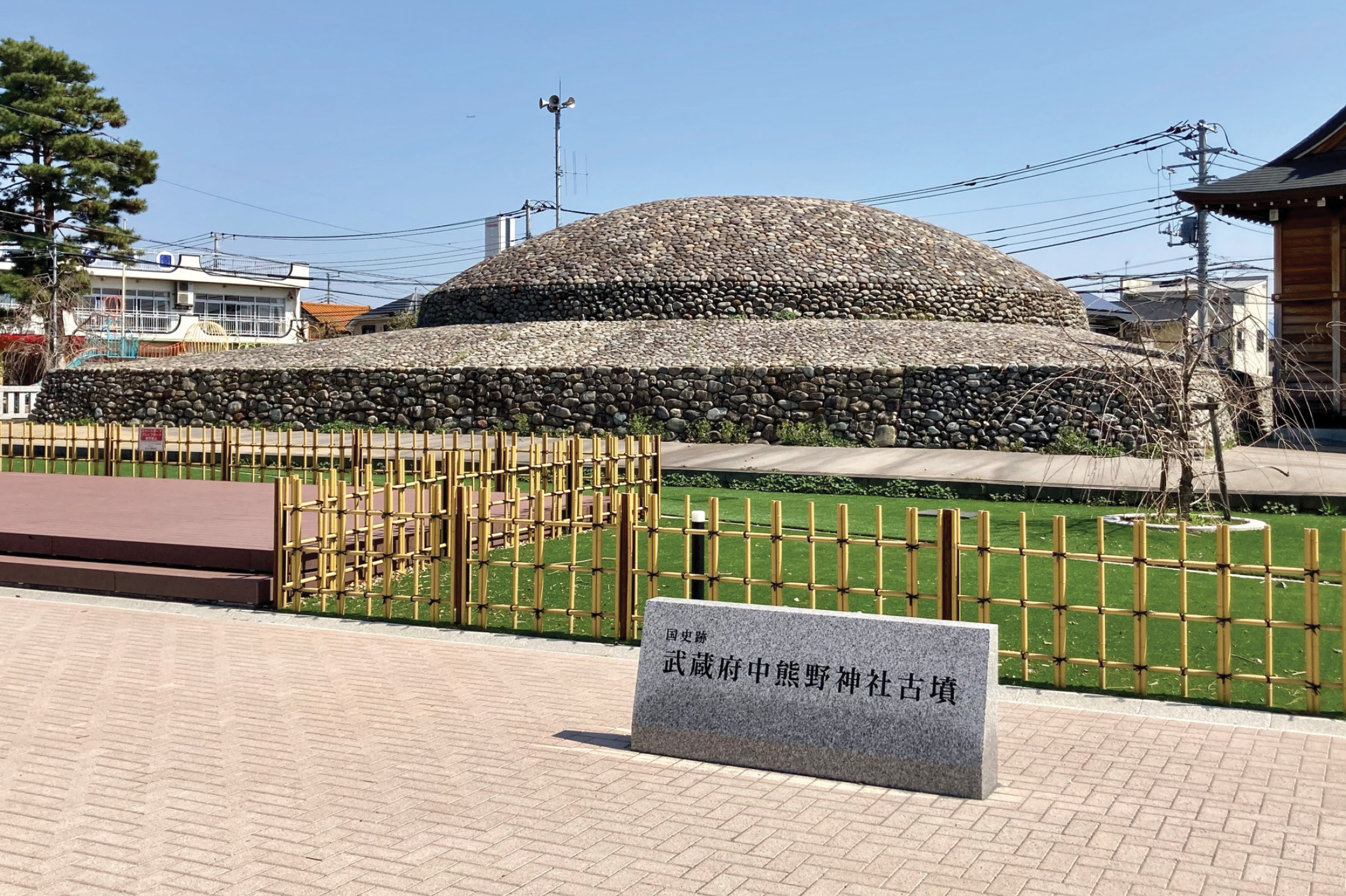 Above The Musashi-Fuchu Kumano Jinja kofun one of many well-preserved mounded tombs from the 4th-7th centuries in the Tokyo area. This example has been restored to its original stone-covered condition.