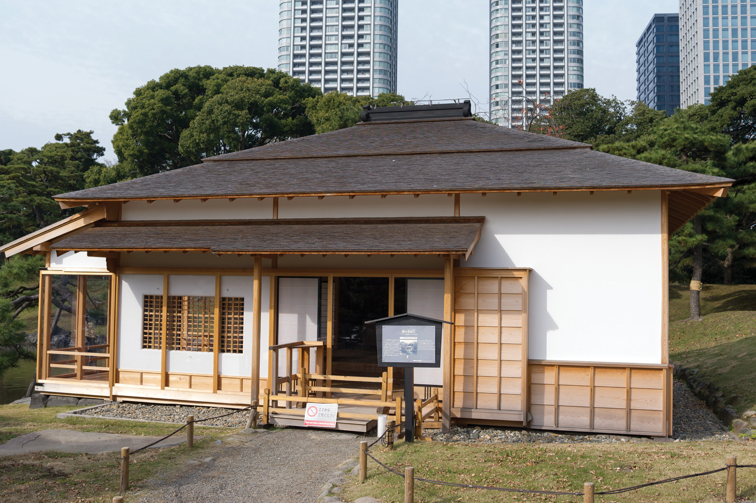 ABOVE The Hama Rikyu site in Tokyo was once the gardens of the Tokugawa family. A reconstruction of a tea house can be seen on the site today.