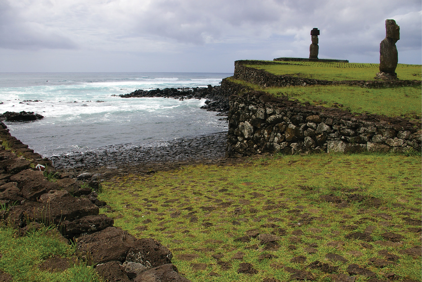 ABOVE LEFT The canoe ramp at ahu Tahai is a central component of the complex. A canoe being launched there would pass between the ever-watchful moai.