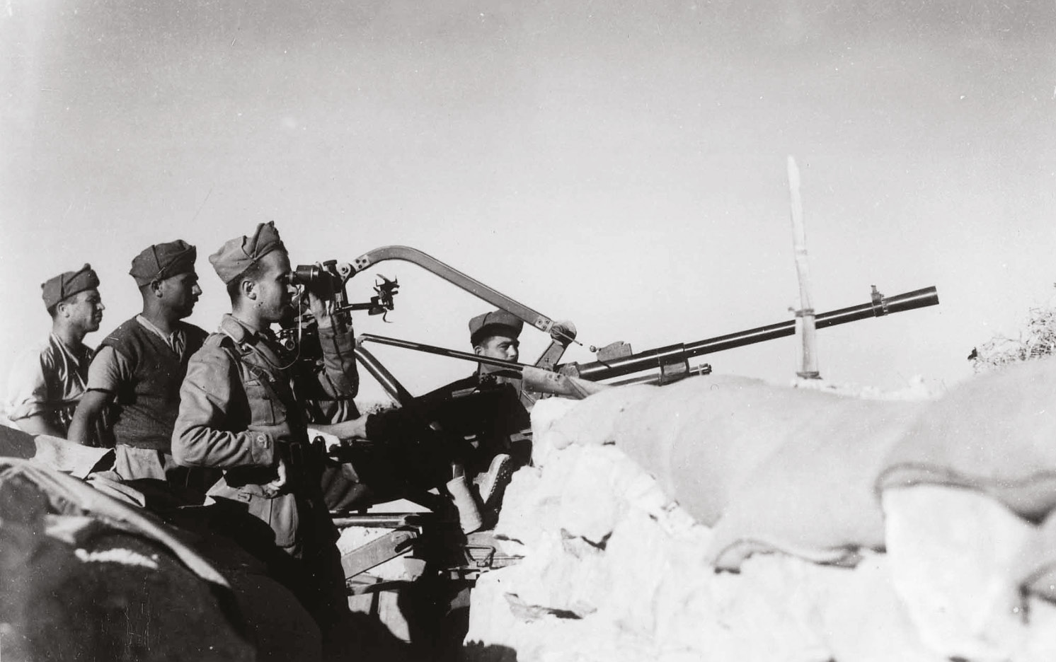 ABOVE Are they coming? Italian gunners at Tobruk. The answer was yes but not soon enough for Churchill.