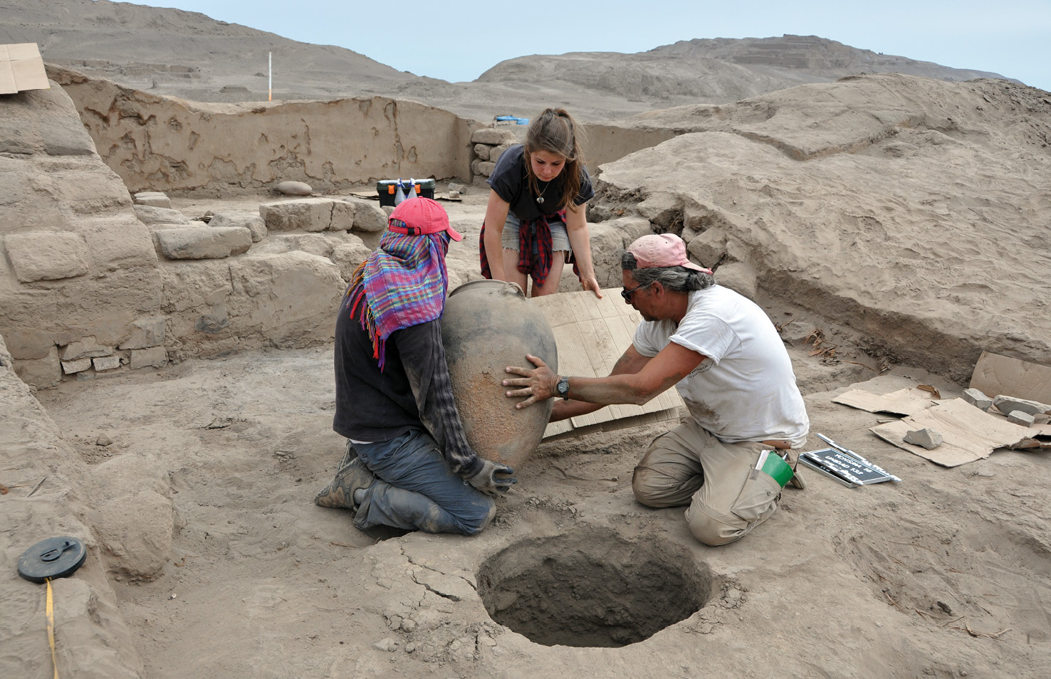 Left Project Director Peter Eeckhout (right), conservator Aline Huybrechts (centre) and a worker extract a jar from the floor in building B4. Only the necks of these vases intended to contain liquid were flush with the surface: the vases were buried deliberately to ensure better preservation of the contents. This structure was originally intended to accommodate pilgrims, but during the Early Colonial Period visitors of another form arrived. This horseshoe (below) belongs to that period, and at the time of the Spanish conquest, the place seems to have served as a stable.