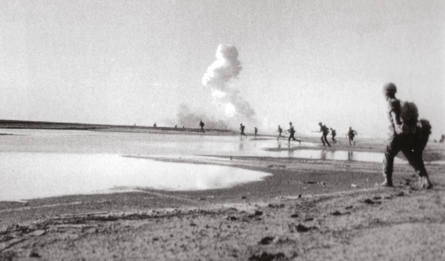 BELOW Israeli paratroopers advance in the Sinai desert. Although they had superior force, Egyptian commanders failed to coordinate their efforts.
