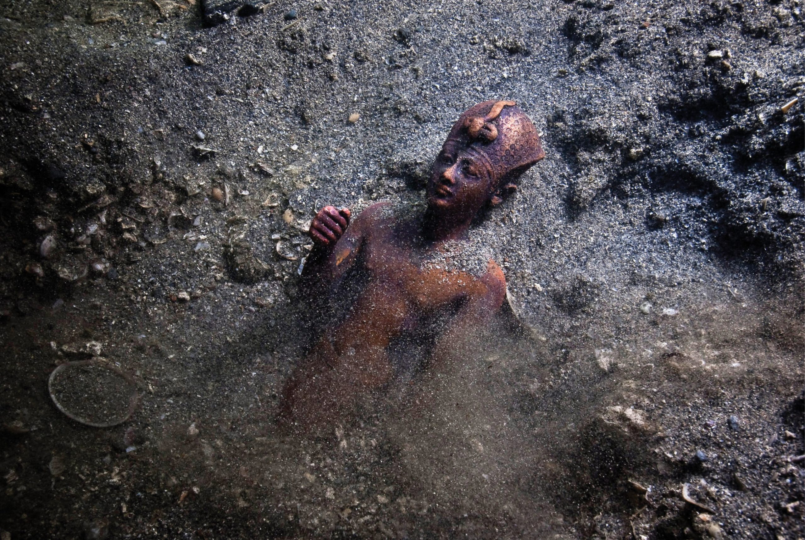 above Bronze statuette of a pharaoh of one of the last native dynasties, found at the temple of Amon at Heracleion. He wears the ‘blue crown’ probably the crown of the accession. His dress is simple and classical: the bare-chested king wears the traditional shendjyt kilt or loincloth.