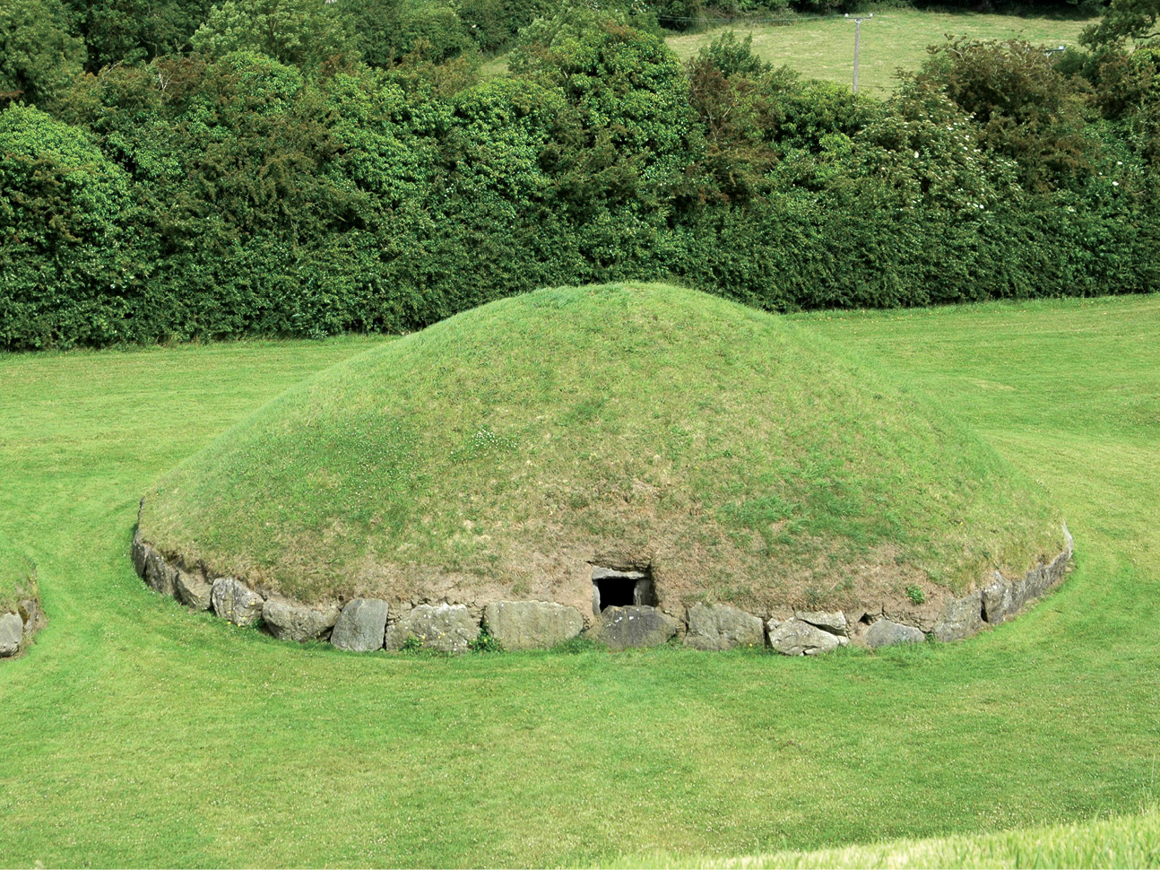 Left Passage graves, like the famous example at Knowth in the valley of the River Boyne, Ireland, were constructed for repeated access and use, unlike earlier cairns, which could no longer be entered once the covering mounds had been built. Alison Sheridan argues that the building of passage graves was introduced to Britain and Ireland by migrant farmers from Brittany. By contrast, Julian Thomas argues that definitive early dating for passage tombs in the Irish Sea zone is still limited: the material excavated from the Carrowmore tomb, in Co Sligo, Ireland, dates from the middle Neolithic (3495-3285 BC) and shows no Breton