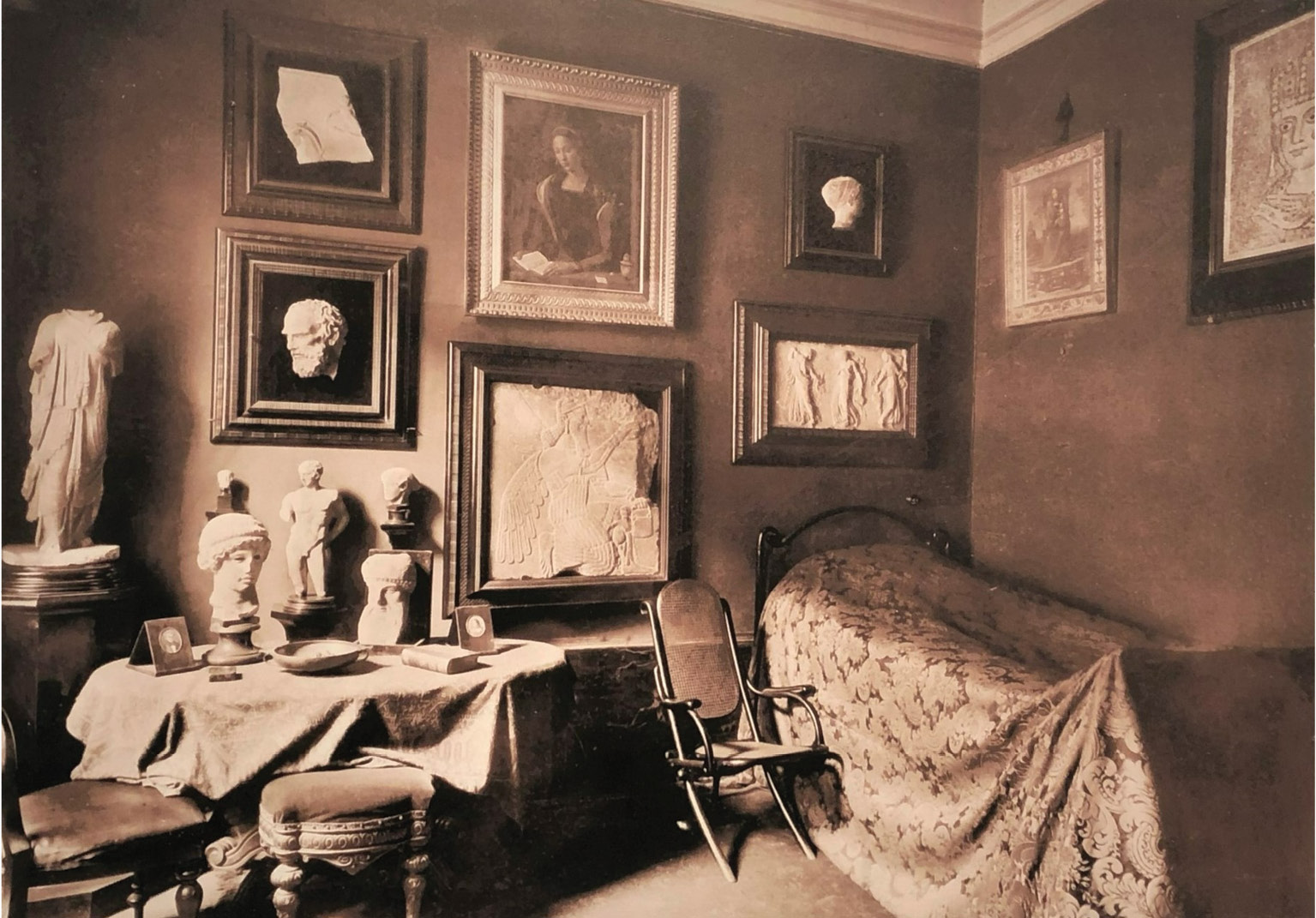 left The bedroom in Barracco’s apartment. On the wall by the bed hangs a painting much loved the baron: the Mary Magdalene by Piero di Cosimo.