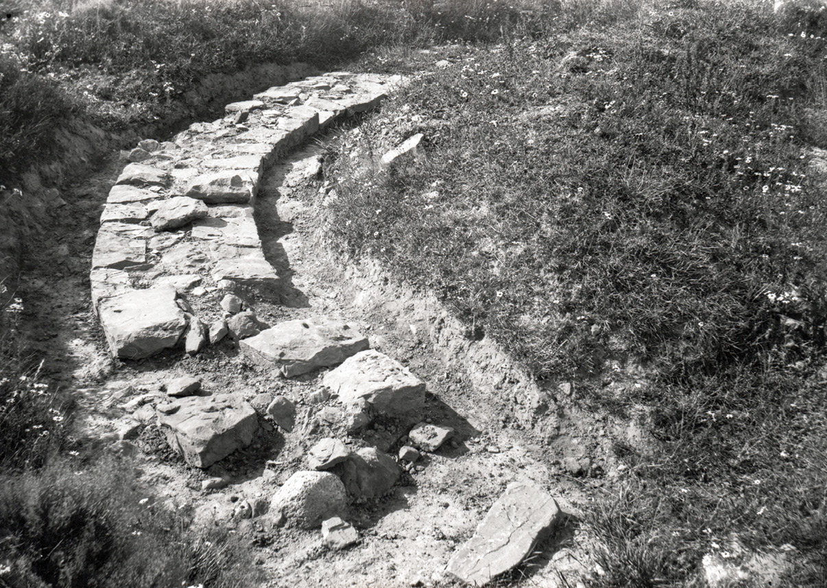 above These photographs, taken during Robinson’s excavation and the 2013-2015 reinvestigation of Site 2 respectively, highlight how much of the circular building was robbed away in the years after 1880.