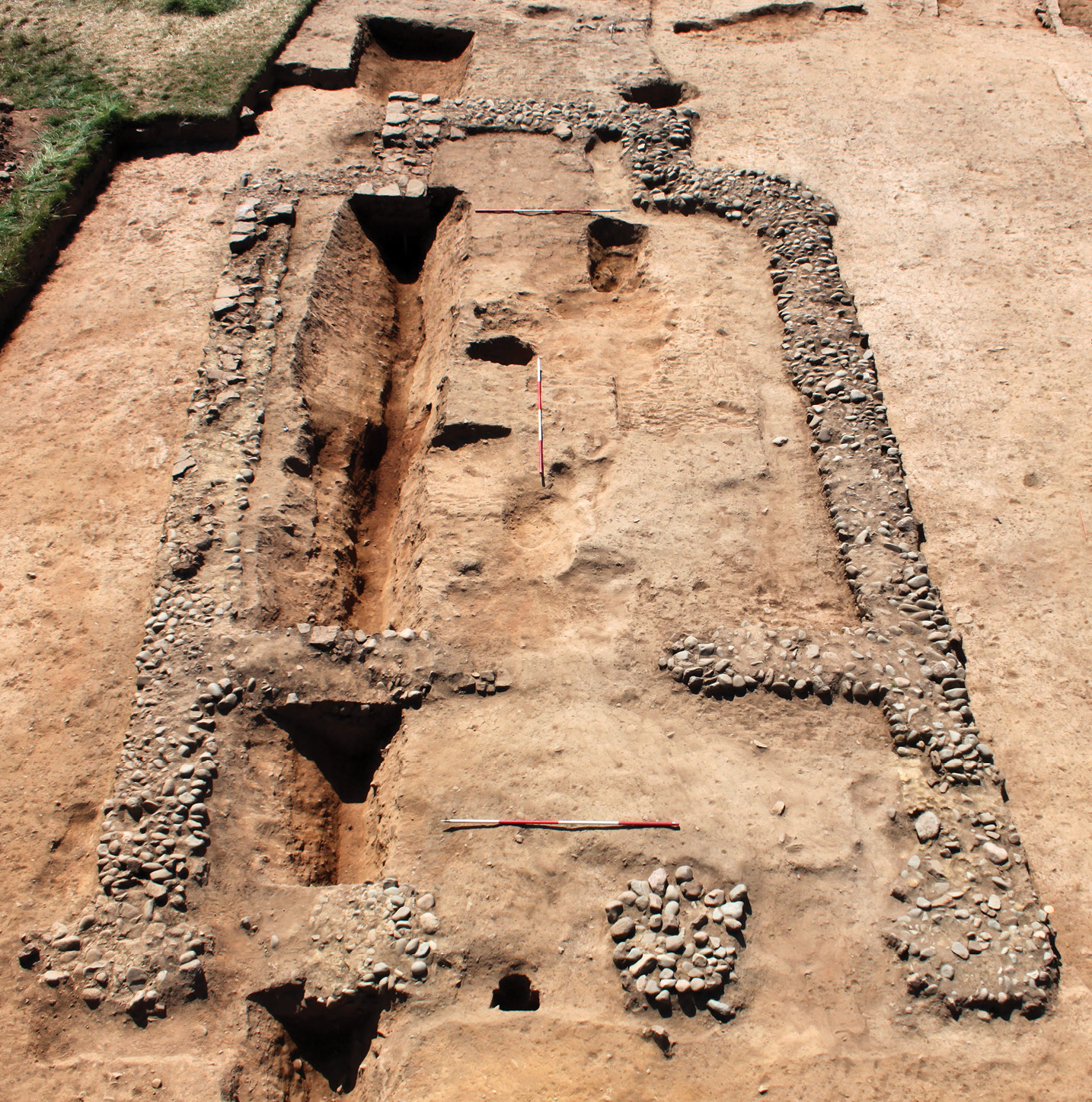 left Overlooking the foundations of the rectangular building, which were re-exposed during Ian and Tony’s excavation. The structure’s footprint overlies a ditch that was deliberately backfilled ahead of its construction.