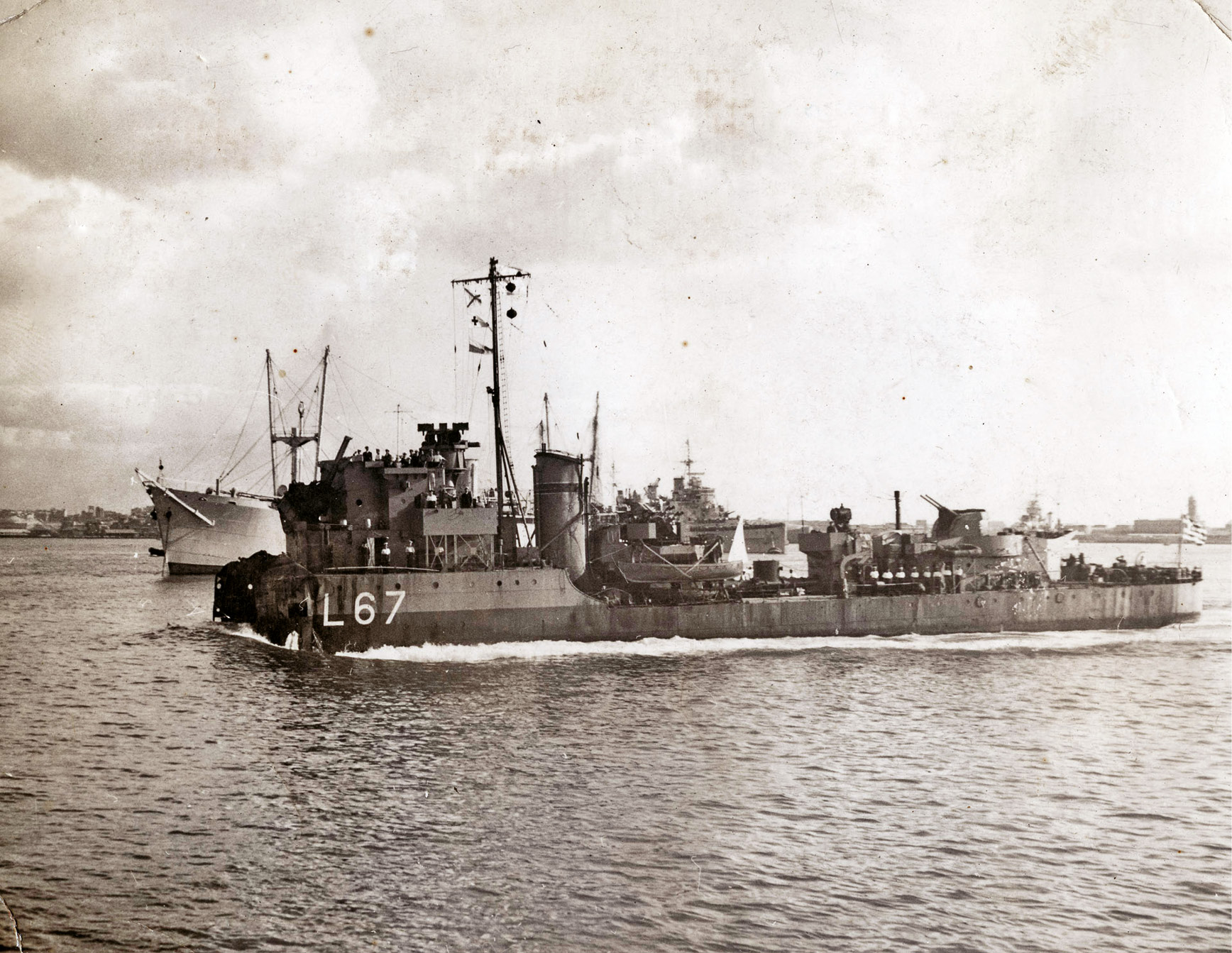 BELOW The Greek destroyer Adrias enters Alexandria minus her bow, after being mined off the Dodecanese on 22 October 1943. Her consort, the British destroyer Hurworth, was sunk, and Adrias had struggled to neutral Turkey carrying her own crew and the British survivors from the Hurworth. She was secretly repaired to enable her to make the 730-mile journey under constant risk of air attack back to Alexandria, arriving there on 6 December.