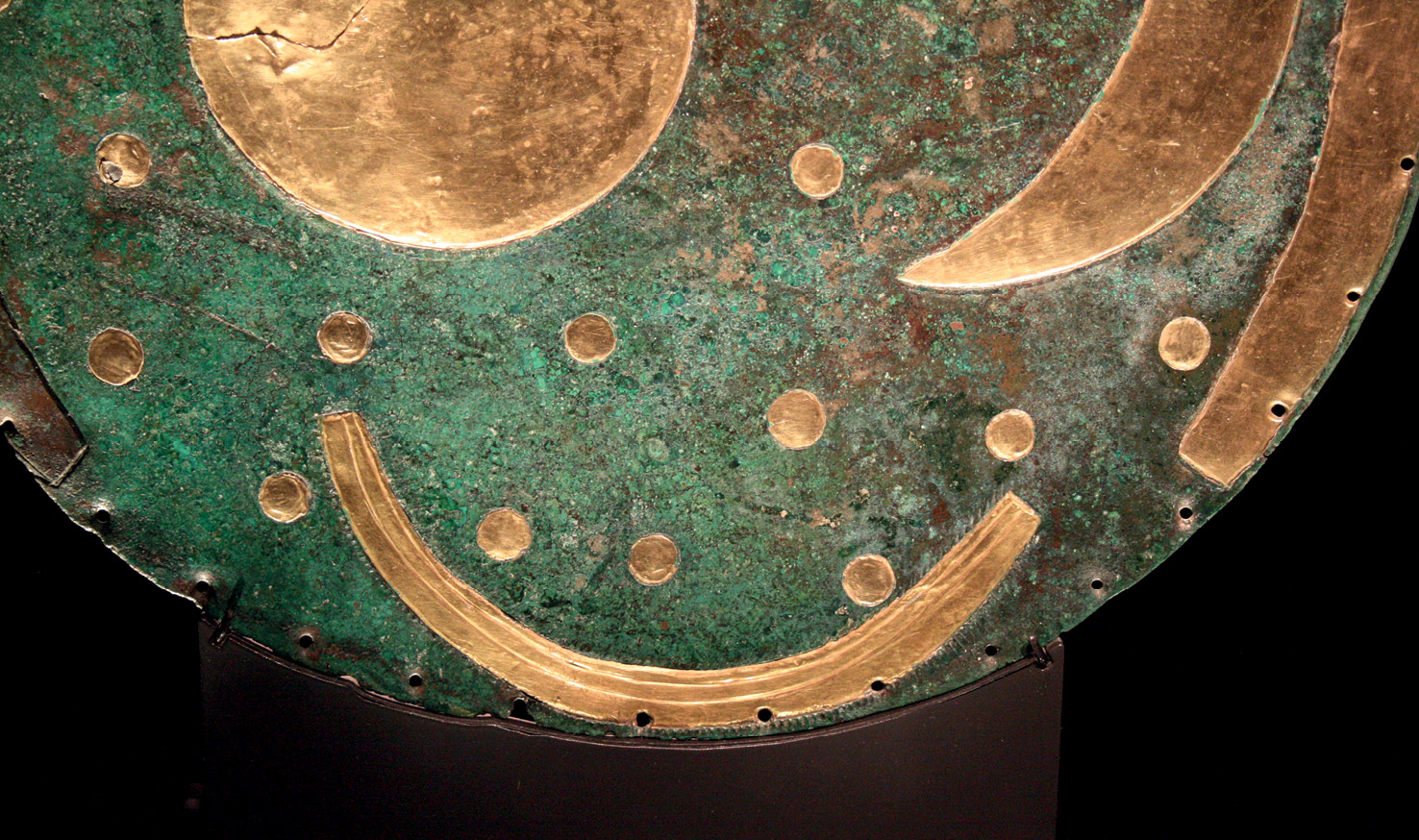 The ‘smile’ at the base of the Sky Disc seems to represent a solar boat, with the lines as stylised oars (left). Boats with a solar association occur in various guises, including as decoration on bronze razors from Denmark, which show the sun cycle, and date to 1150-750 BC (top). In another case, miniature golden boats bearing sun symbols were found in Thy, Denmark, and can be dated to c.1700-1100 BC (below left).