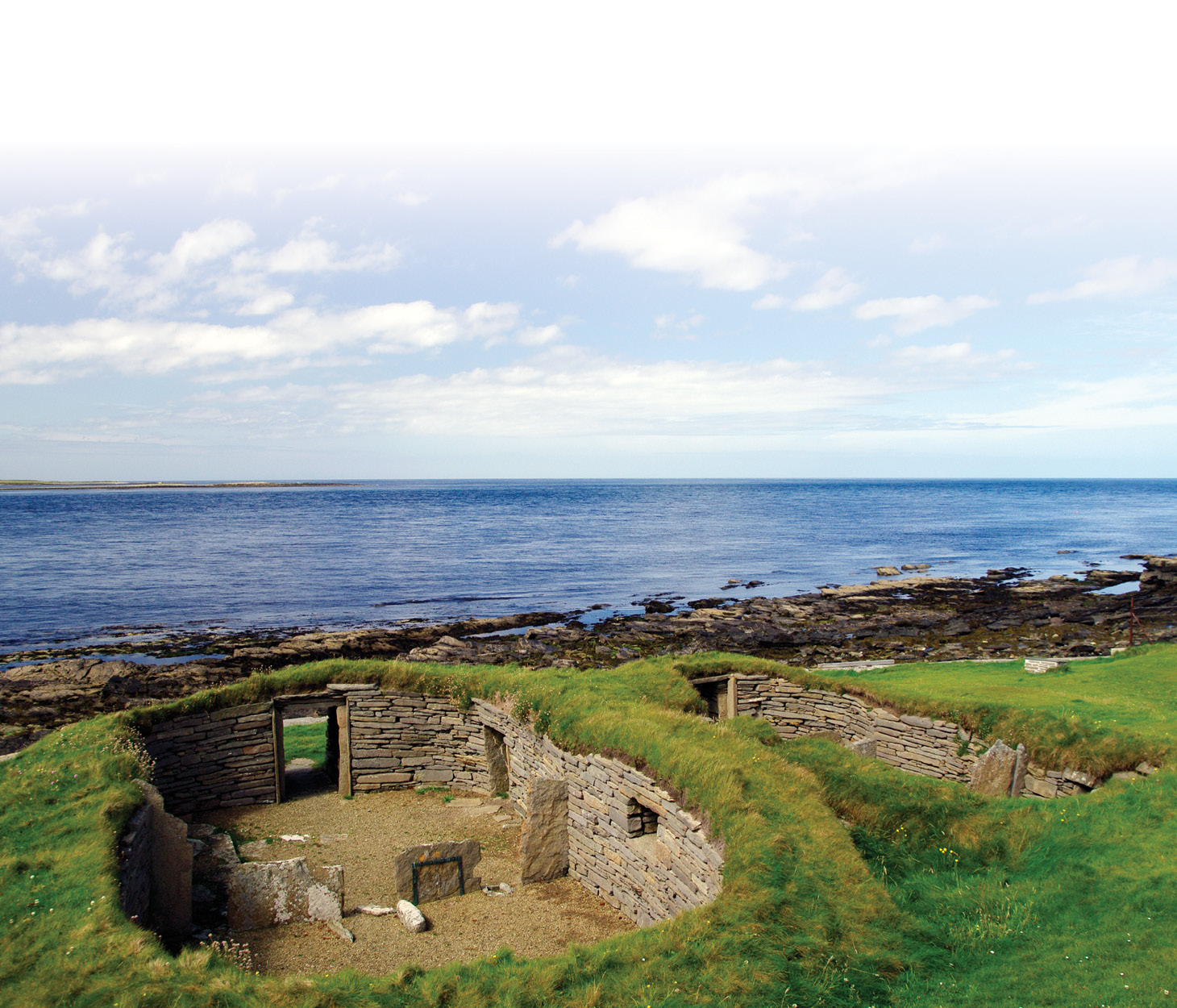 below Recent dating analysis suggests that stalled houses, such as those at the Knap of Howar, were modelled on stalled tombs (see plan bottom left, which depicts the Knowe of Yarso chambered cairn on Rousay), and not the other way around as was previously thought.
