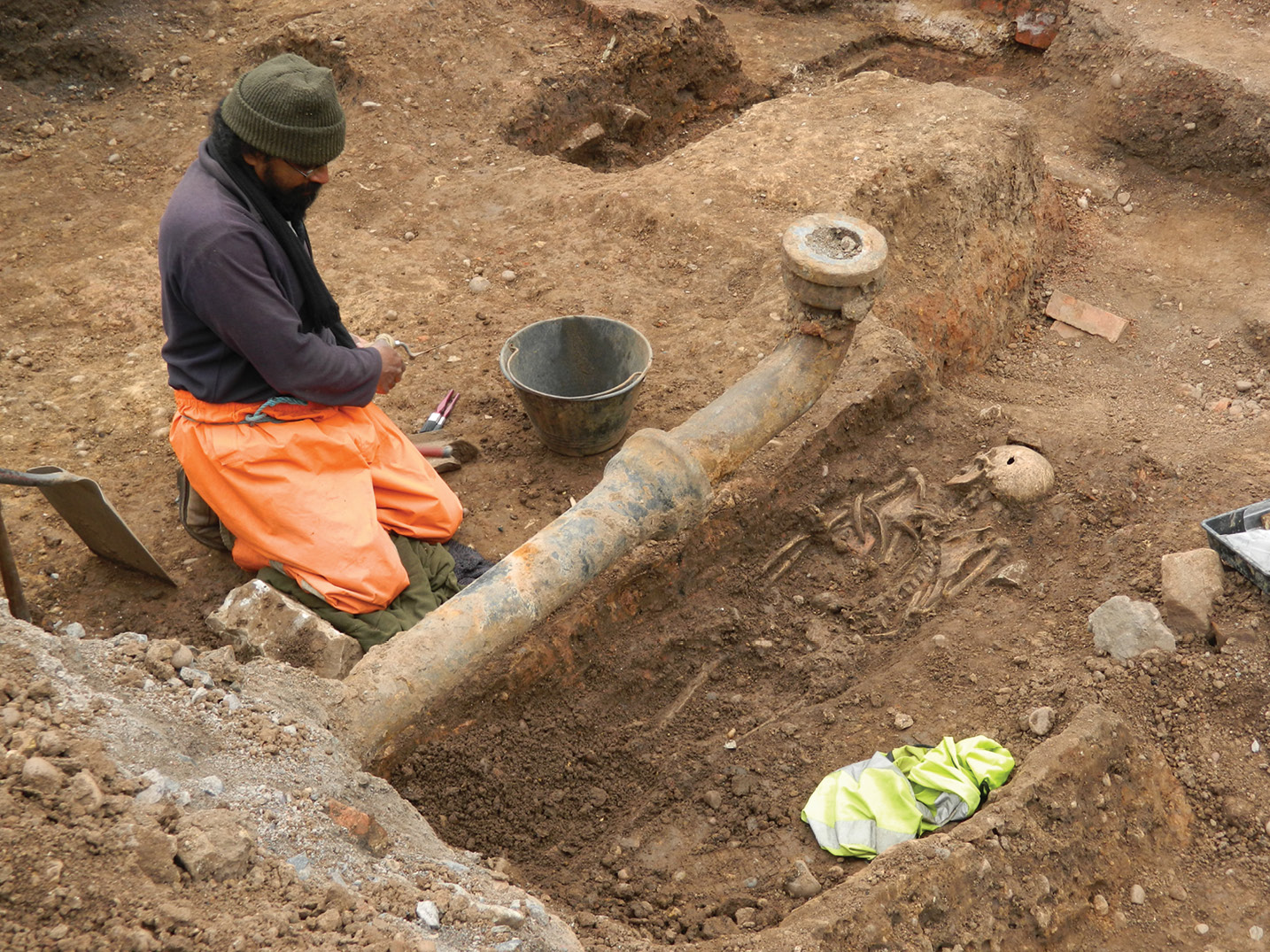 BELOW Excavating a burial from Leicester’s southern Roman cemetery at Oxford Street.