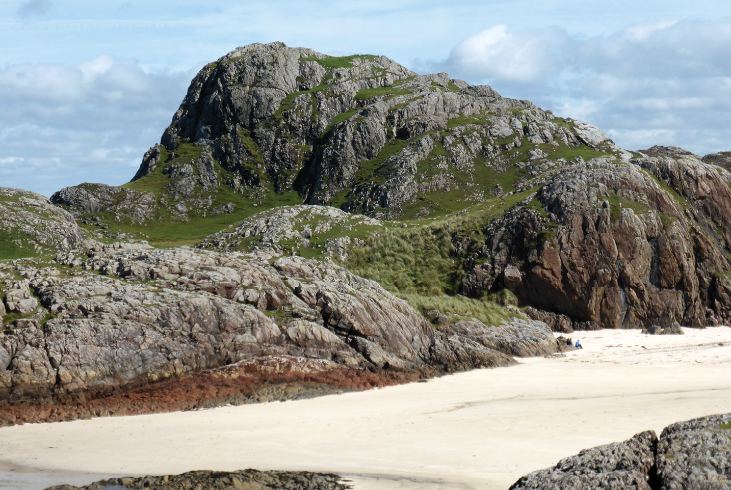 below Dun Cul Bhuirg, on Iona, is home to a small fortification encircling its bare rock summit.