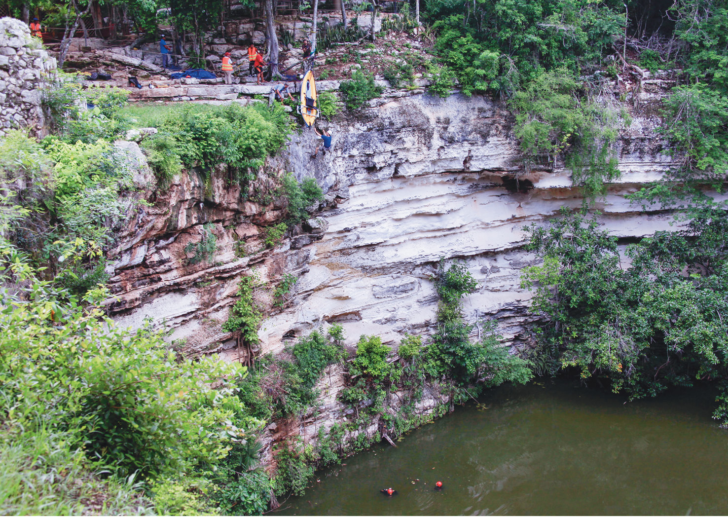 left The research team of the Great Maya Aquifer project carries out archaeological prospecting using non-intrusive technology in the Sacred Cenote at Chichén Itzá, more than 50 years after the last exploration in this body of water was carried out by Román Piña Chan.