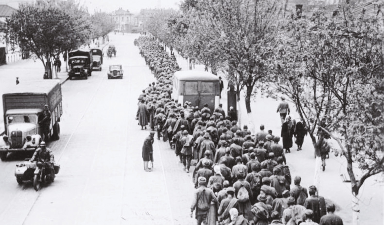 LEFT Some of the thousands of Soviet soldiers taken prisoner at Kharkov in May 1942.