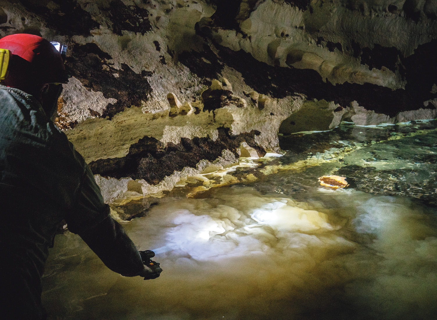 right The most recent explorations by Guillermo de Anda and his team in the Balank’anche Cave have yielded discoveries such as this underwater tripod vessel, which had not previously been recorded.