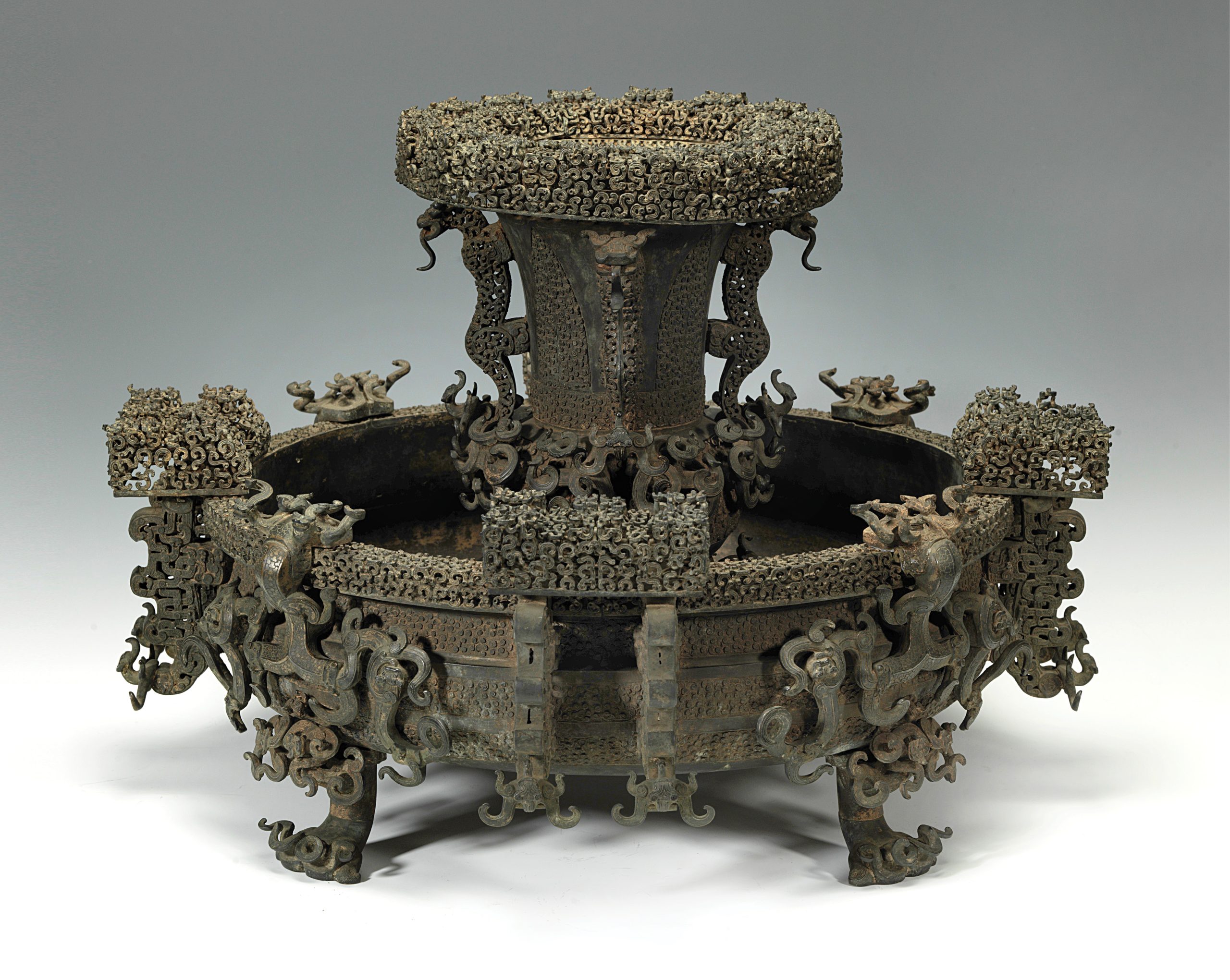 Above Round pan-zun (cooler and vessel) set, from the tomb of Marquis Yi of Zeng at Leigudun, Suizhou. Bronze, c.433 BC. Size: 30.1cm tall