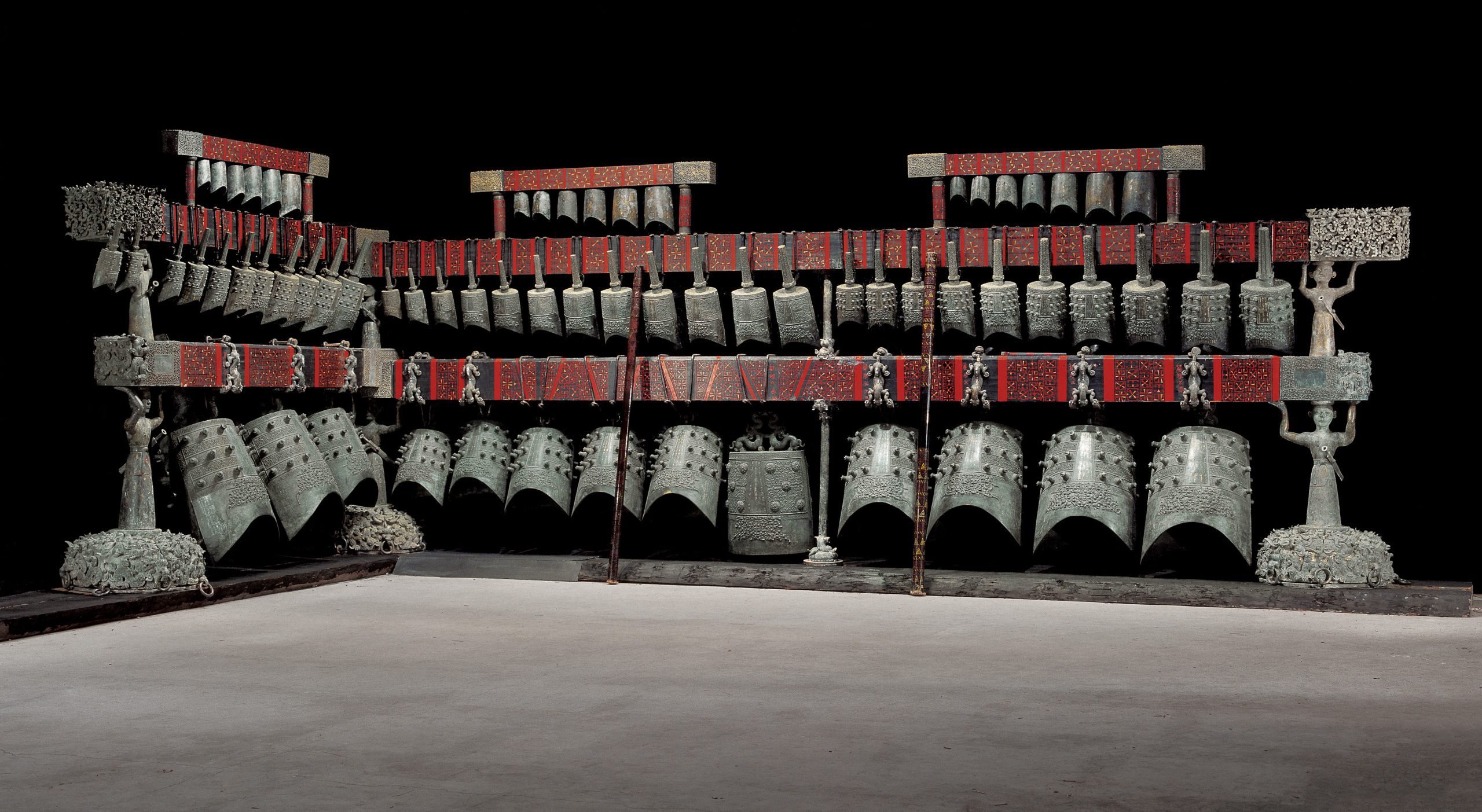 left The full ritual bell set from the tomb of Marquis Yi of Zeng. Bronze, c.433 BC. Size of bell stand: 270 cm tall; 750cm long (long arm) and 340cm long (short arm) above Double-walled square jian-fou cooler with ladle, from the tomb of Marquis Yi of Zeng. Bronze, c.433 BC. Size: 61.2cm tall