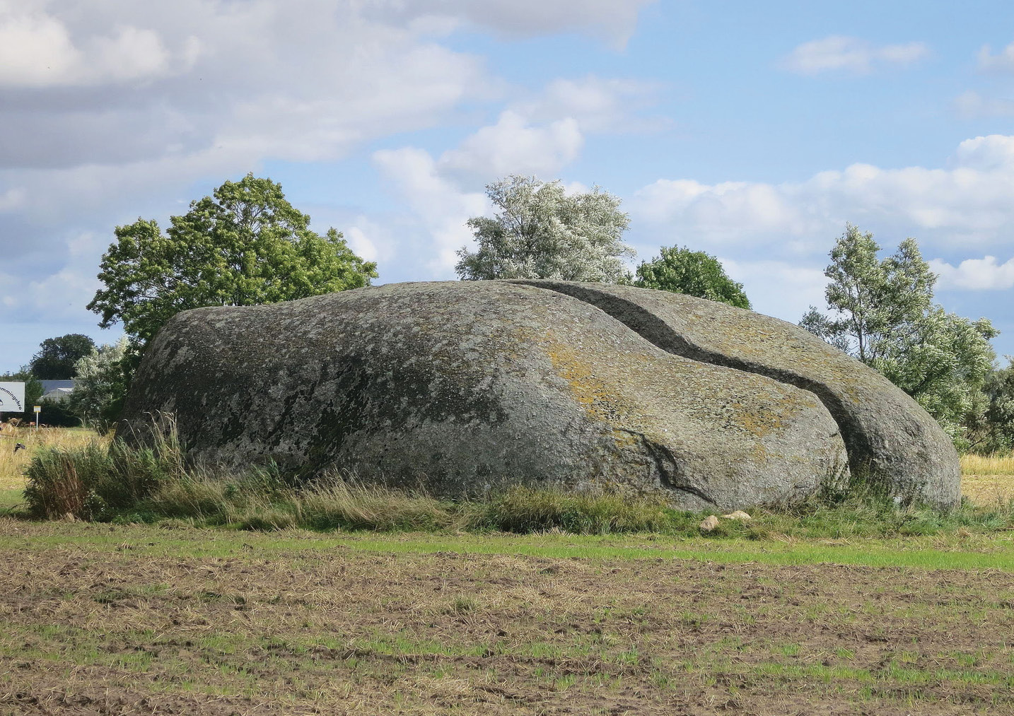 LEFT The Klövasten boulder, located near Glemmingebro, southern Sweden, is the type of naturally split glacial erratic favoured for capstone use by dolmen builders.