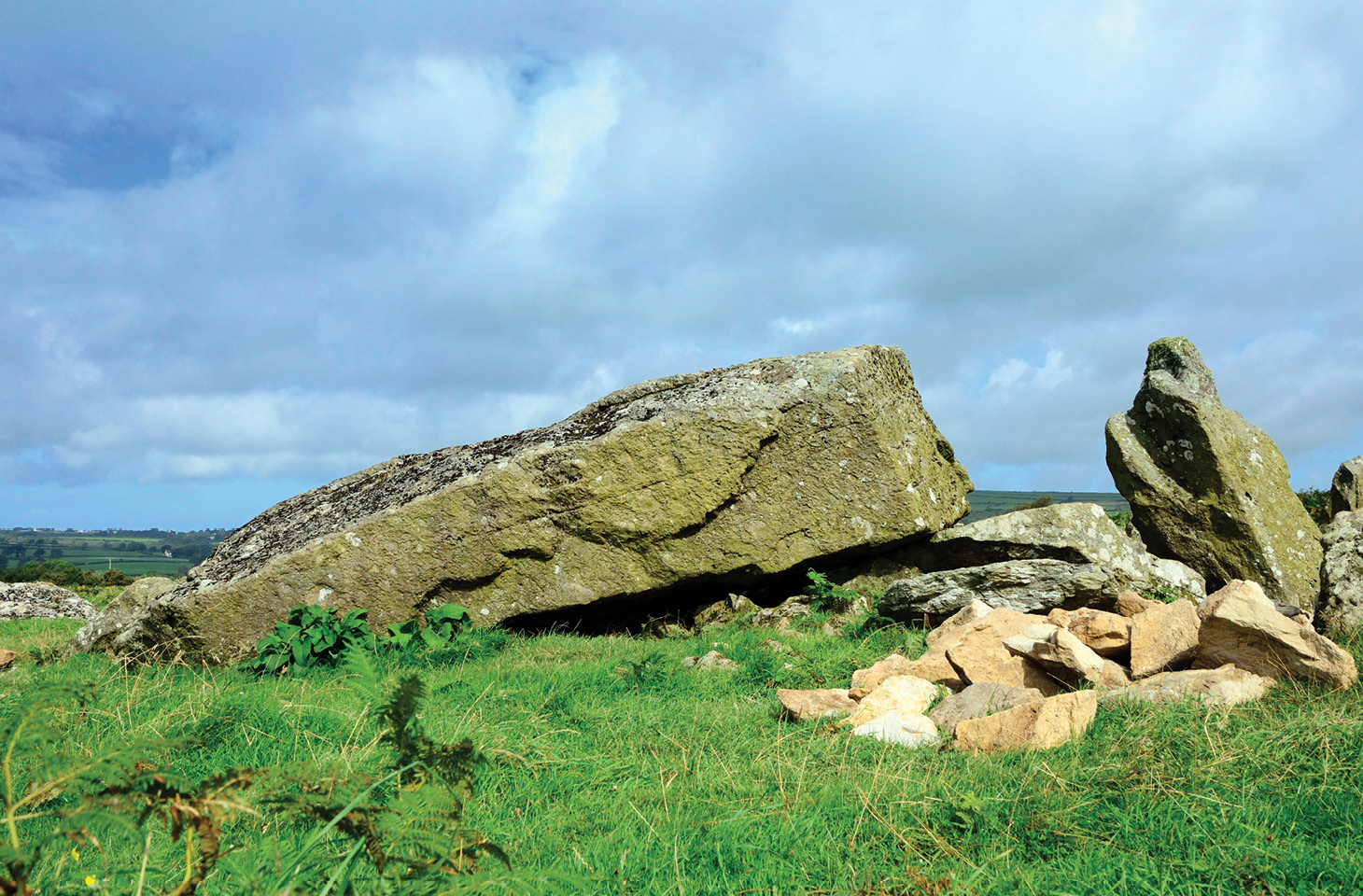 below Garn but not forgotten: the fallen capstone of Garn Turne Major testifies to the difficulty of creating such massive monuments.
