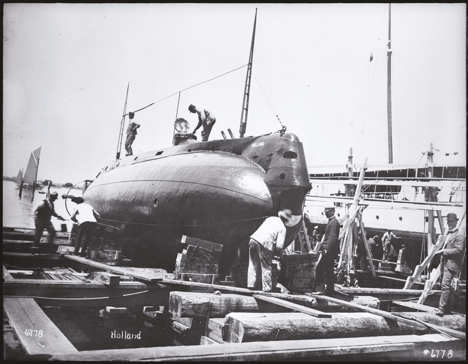 RIGHT The first Holland boat entered service with the US Navy in 1900 as USS Holland, and was subsequently given the number SS1, the US Navy’s first submarine.