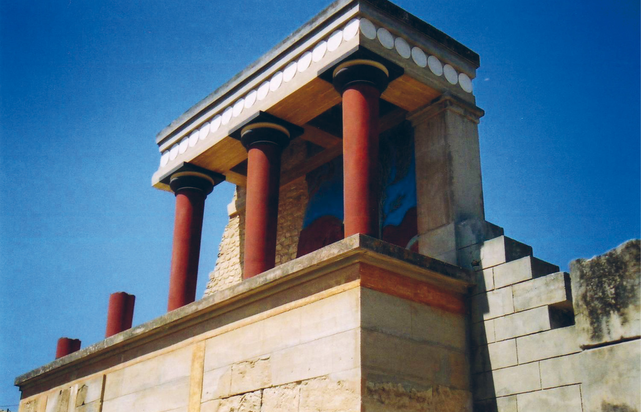 above The site of Knossos. BELOW Linear B tablet from Knossos in the Ashmolean Museum recording bull‘s head rhyta and golden Vapheio cups.