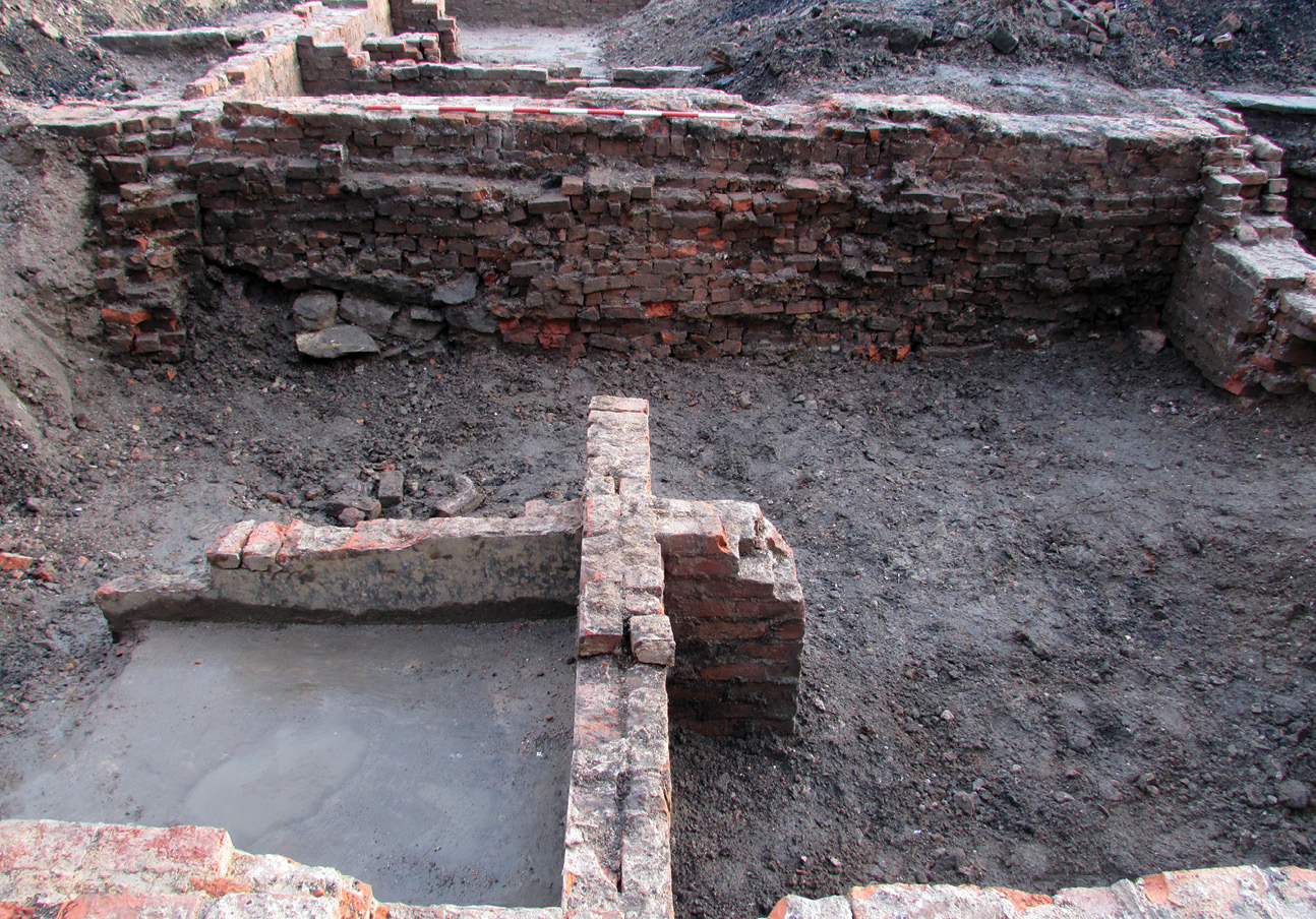 left In contrast to the sturdy arches identified elsewhere on the site (shown on p.35), the prison’s hospital wing appears almost dangerously under-engineered, with hastily built foundations of unmortared stone.