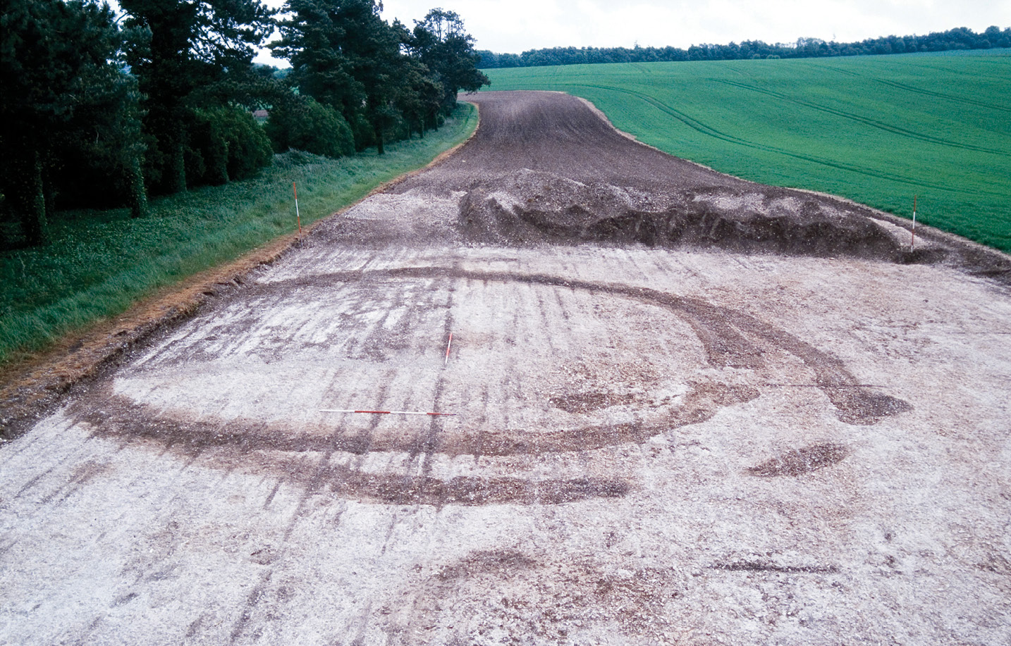 below The ring ditch found at the Canada Farm site in Dorset (see CA 279). Seven burials (including one cremation) were excavated here in 2009; the aDNA from two of them was sequenced for this project, including the individual found in the primary burial from the site a man in his late twenties, who was characteristically buried with a Beaker vessel.
