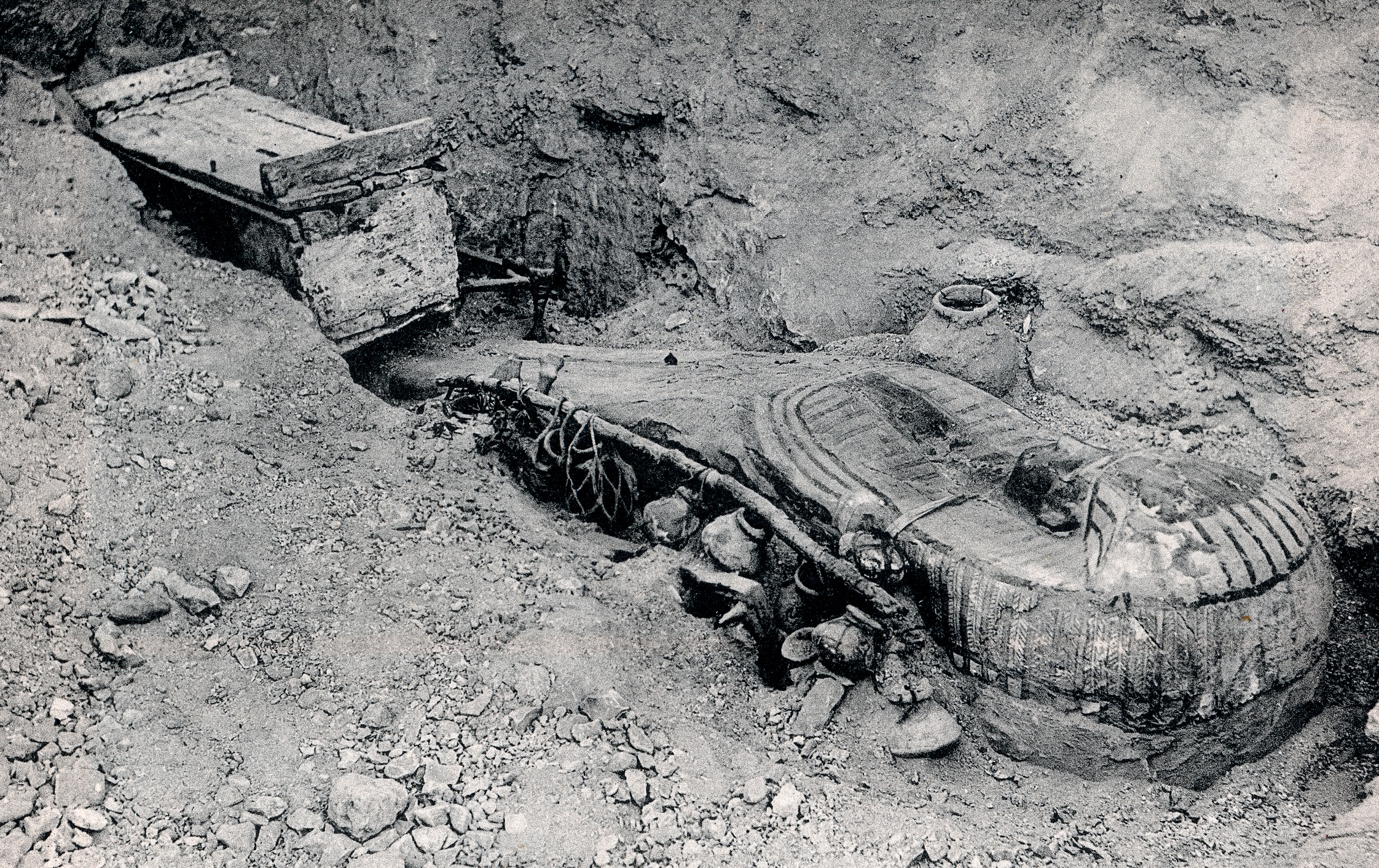 BELOW A photograph taken during the excavation of the Qurna Burial in 1908.