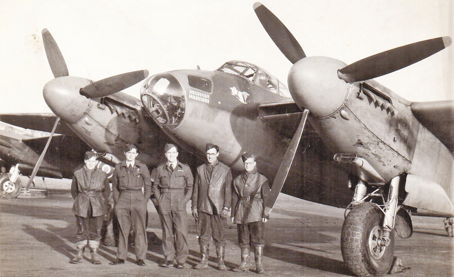 top leFT Members of 627 Squadron aircrew and ground crew at RAF Oakington, Cambridgeshire. above LEFT Crew members work on a Mosquito. LEFT Members of 627 Squadron pose for a group portrait at RAF Woodhall Spa, Lincolnshire.