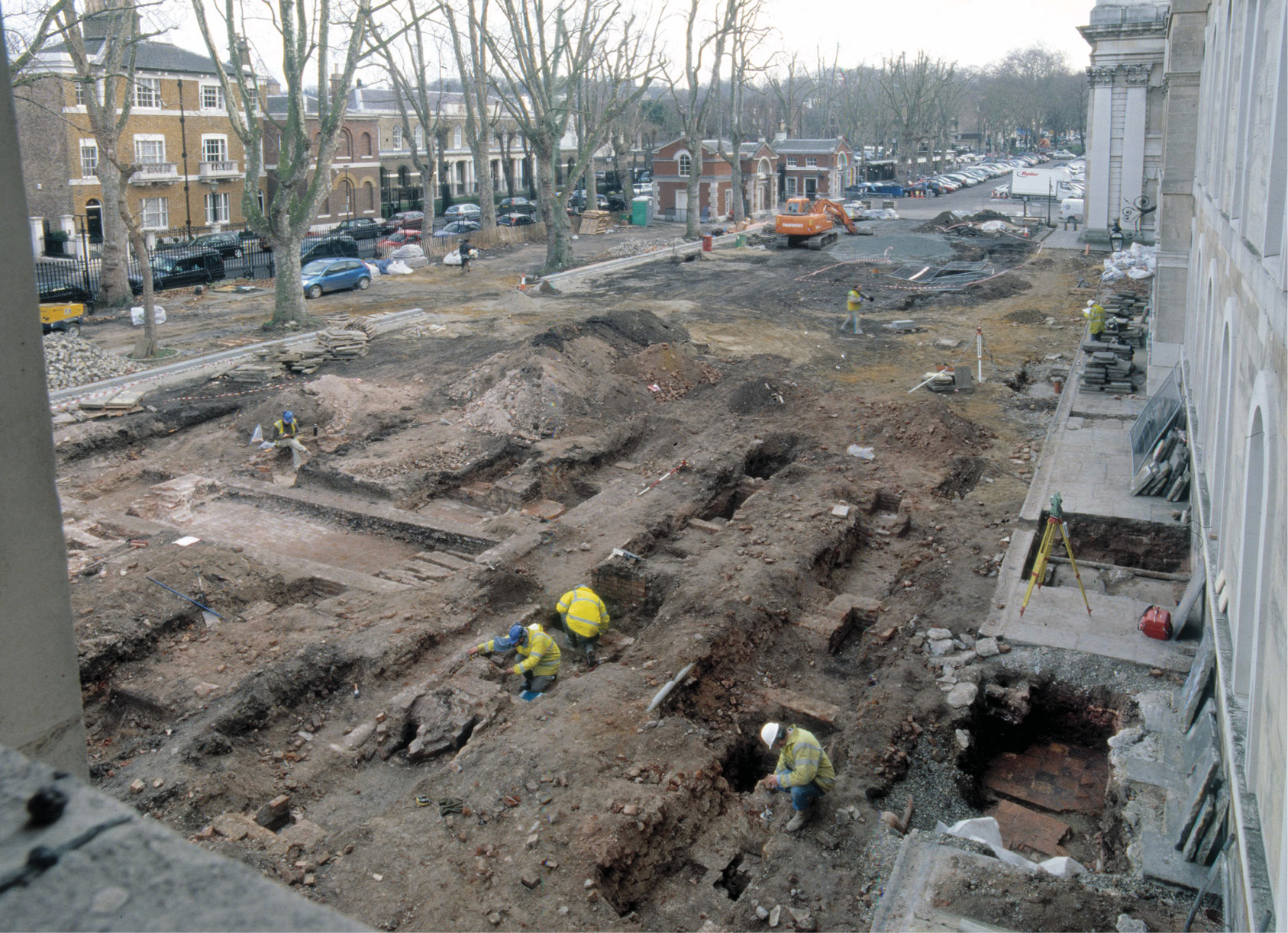 above The Museum of London team excavates at Greenwich Palace, 2006. Looking south-east, the Queen Anne building borders the excavations to the right; in the bottom right corner can be seen the partition between the Tudor tiles and the 17th- century Flemish tiles. left Another view of the excavations at Greenwich, this time looking south-west. The Queen Anne building is in the background.