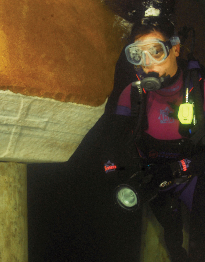 right Our colleague Çig˘dem Özkan-Aygün investigating one of the water-filled Byzantine cisterns in the Topkapı Palace. The water is now supplied from the public supply and is used for watering plants.