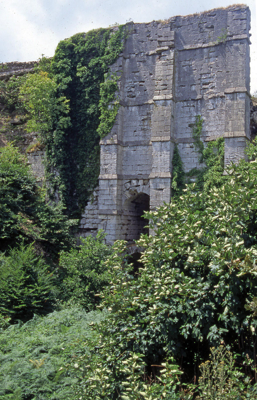 above The bridge at Talas was rebuilt in the 6th century after an earthquake had destroyed an earlier aqueduct. Unlike the earlier bridges, which followed the Roman pattern, the new structures evolved as vertical walls with smaller arched openings below.