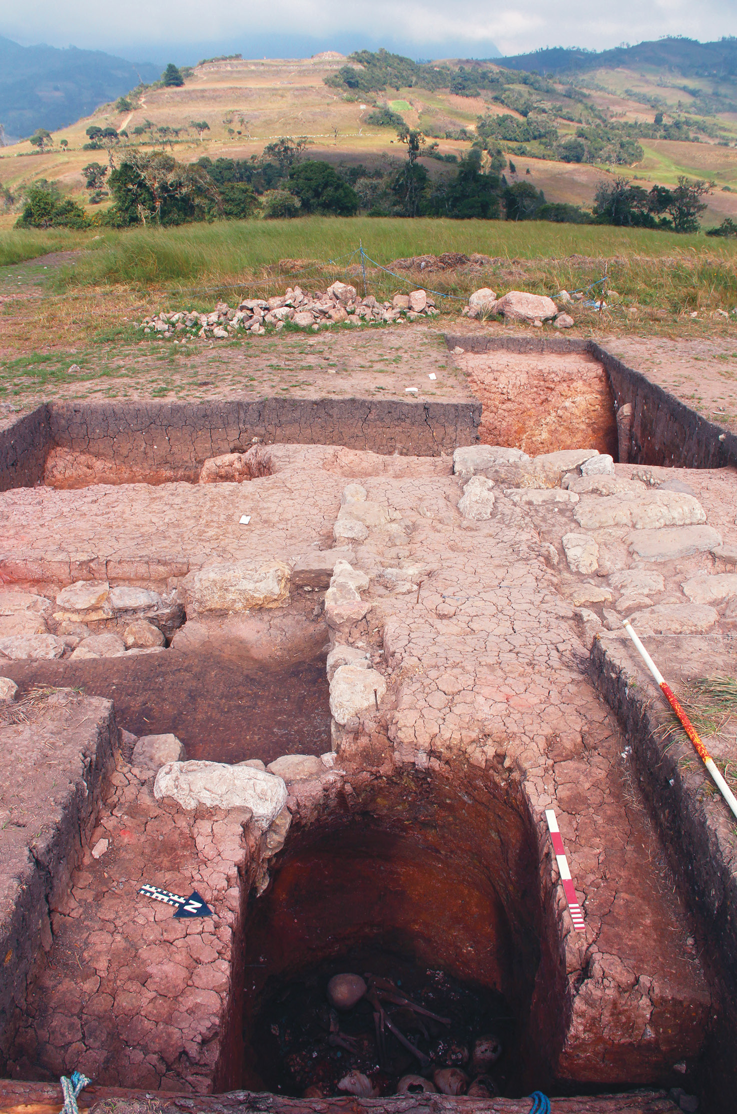 Opposite Excavations under way at La Capilla. The body was placed on the western side of the tomb, facing the Pacopampa site. In the aerial photograph (left), the site of the ‘Tomb of the Priest of Pututus’ lies under the dark brown tarp towards the top of the image.