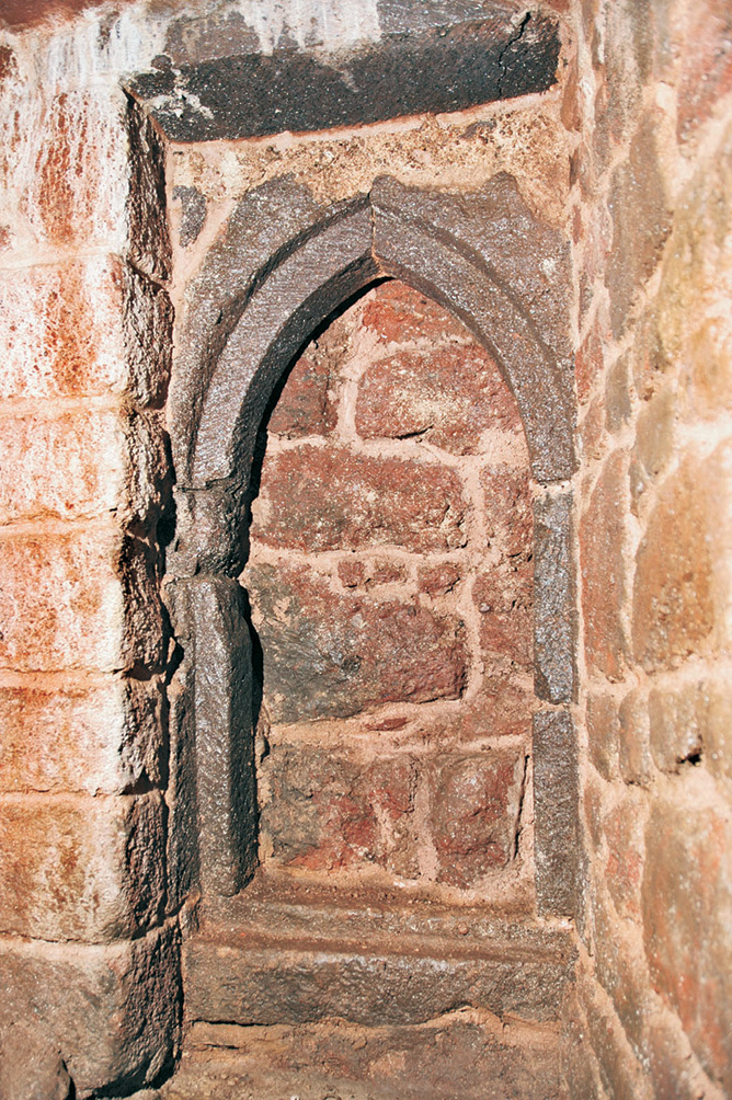 left This stretch of passage passes through the abutment that supports the bridge crossing the moat to reach the city’s East Gate. The now-blocked doorway shows that the Pipe Chamber, built in the 1490s, not only allowed the water-pipes to be maintained: the chamber could also be used to defend the city, with artillery posted here to provide flanking fire along the city ditch.