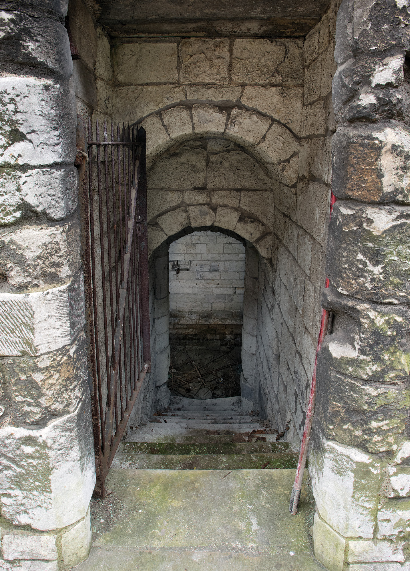left The second of the two Grey Friars conduit houses (dating to the 14th century) was re-erected in the gardens to the rear of the Metropolitan Water Board’s New River Head building, adjacent to Sadler’s Wells Theatre on Rosebery Avenue, in 1927.