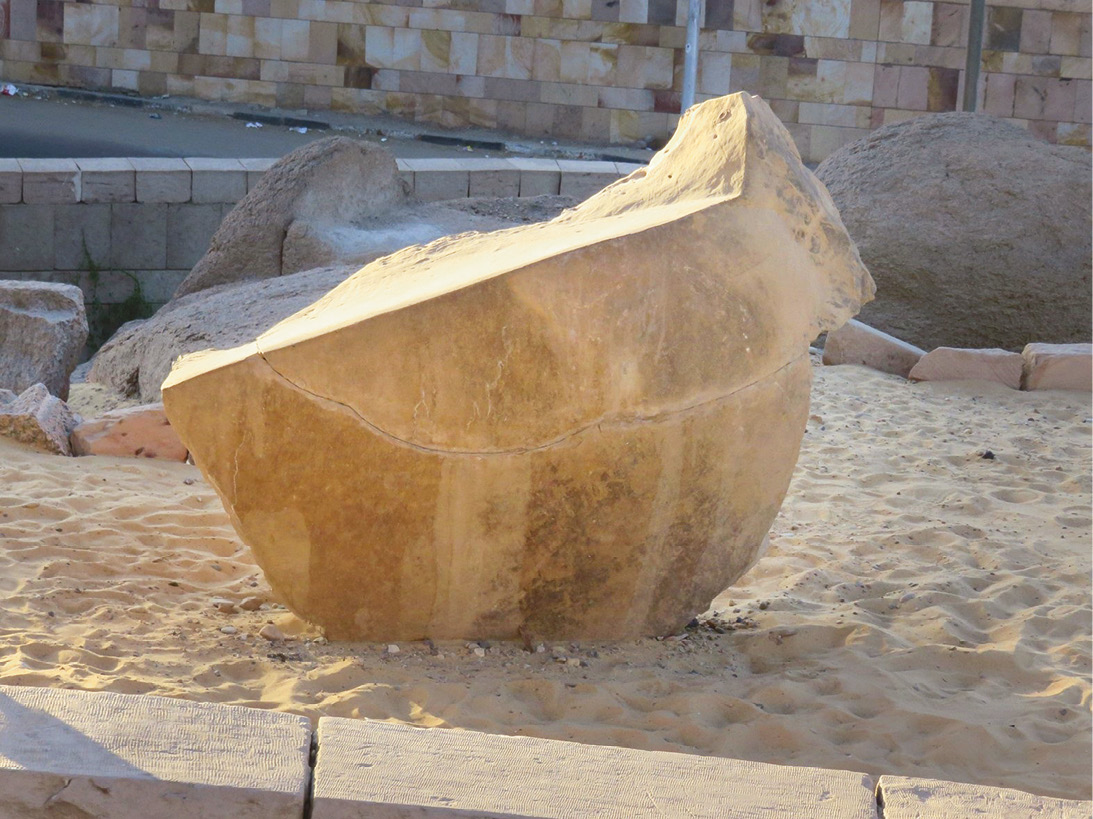right The remarkable ‘cow’ sculpture from Nabta Playa. below Spectacular rock formations at the Farafra Oasis.