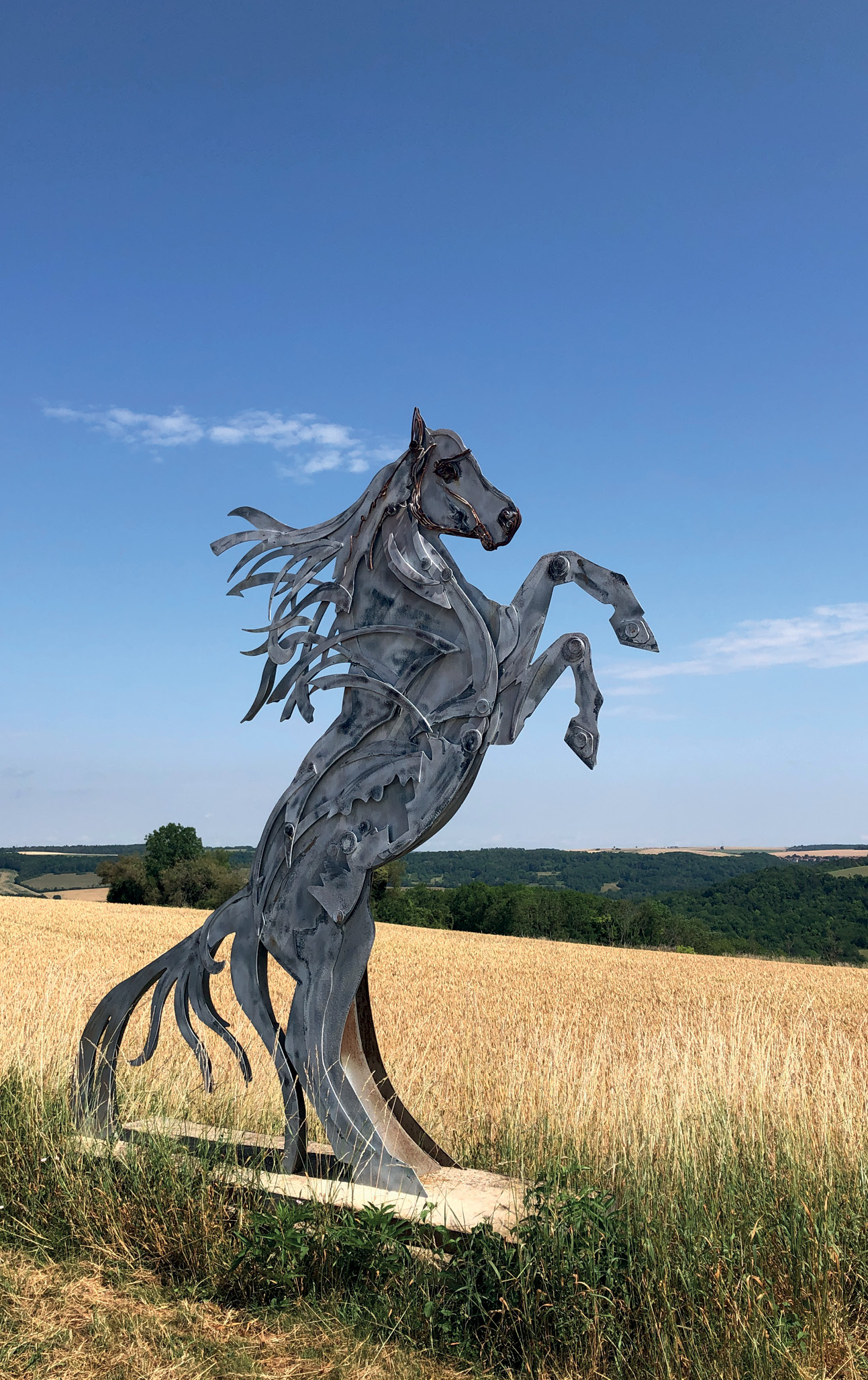 left A statue of a rearing horse within the former oppidum on Mont Auxois. ABOVE A Roman camp reconstructed at Alésia.