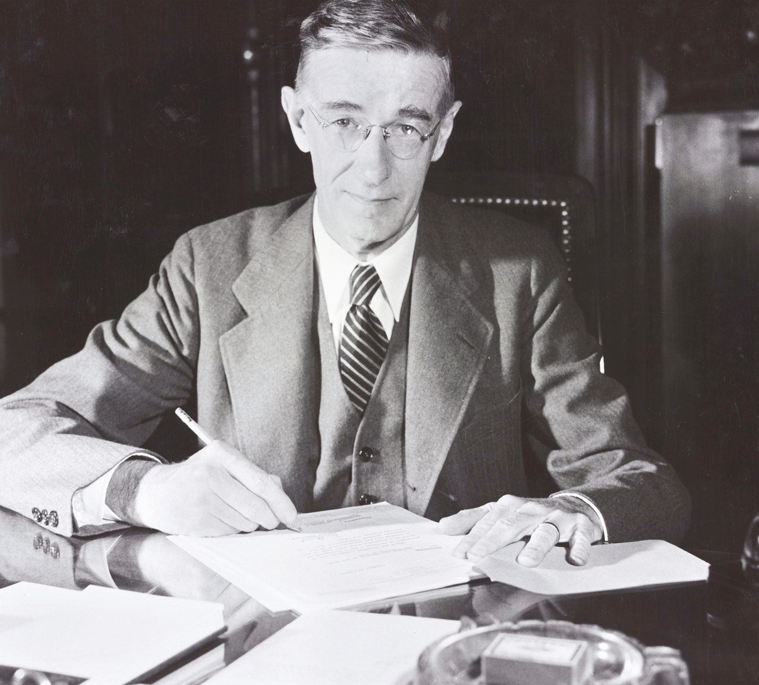 below Vannevar Bush was head of the Office of Scientific Research and Development (OSRD), the US federal agency established to develop ‘unknown’ weapons.