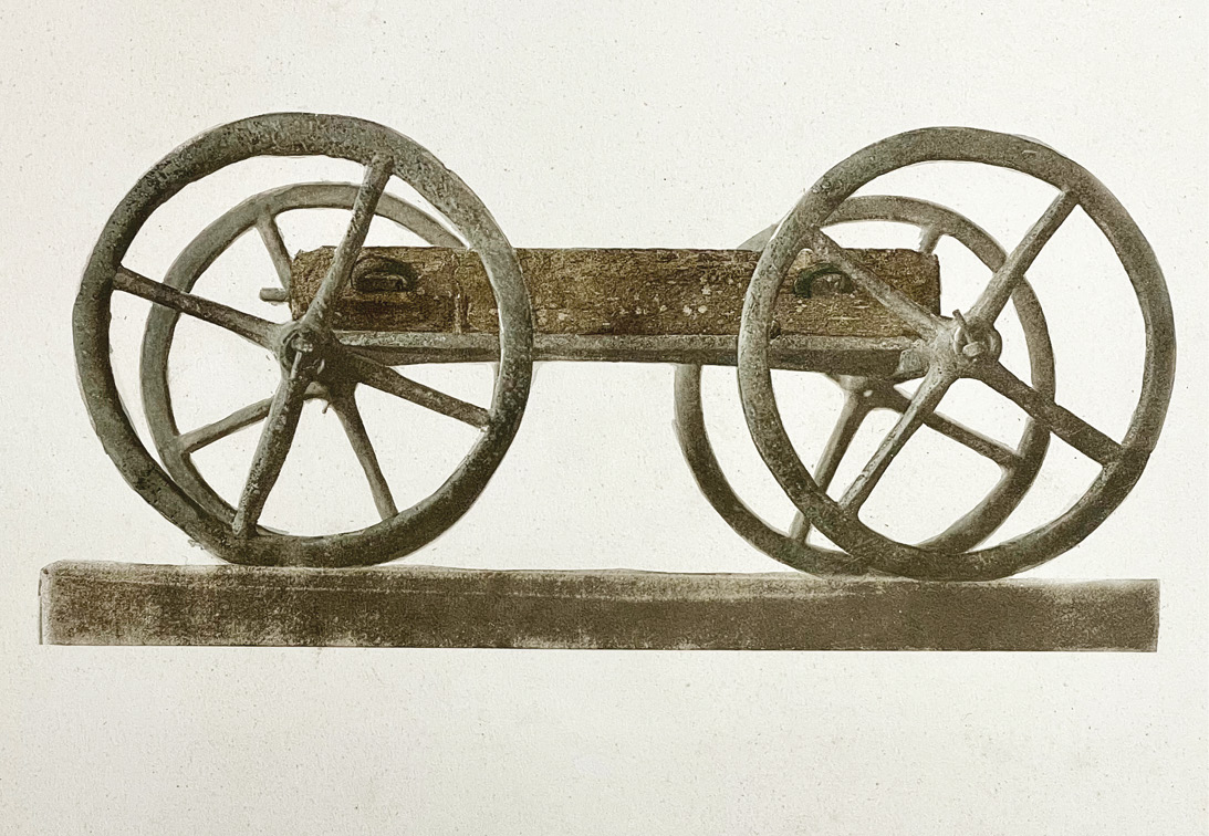 below A model of Queen Ahhotep’s wagon, which had spoked wheels.